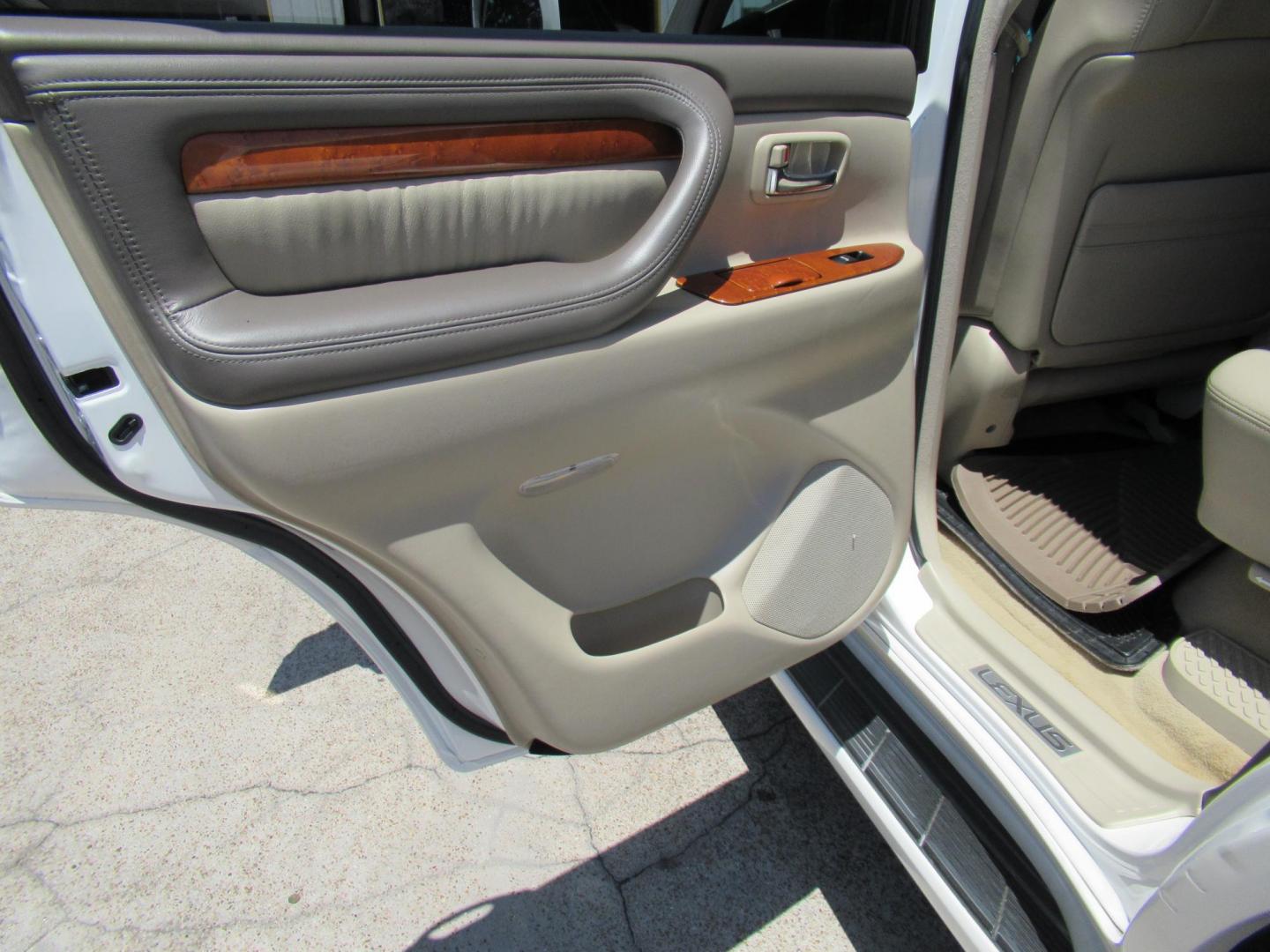 2006 White /Tan Lexus LX 470 Sport Utility (JTJHT00W264) with an 4.7L V8 DOHC 32V engine, Automatic Overdrive transmission, located at 1511 North Shepherd Dr., Houston, TX, 77008, (281) 657-1221, 29.798361, -95.412560 - 2006 LEXUS LX 470 VIN: JTJHT00W264012132 J T J H T 0 0 W 2 6 4 0 1 2 1 3 2 4 DOOR WAGON/SPORT UTILITY 4.7L V8 F 32V GASOLINE ALL WHEEL DRIVE - Photo#27