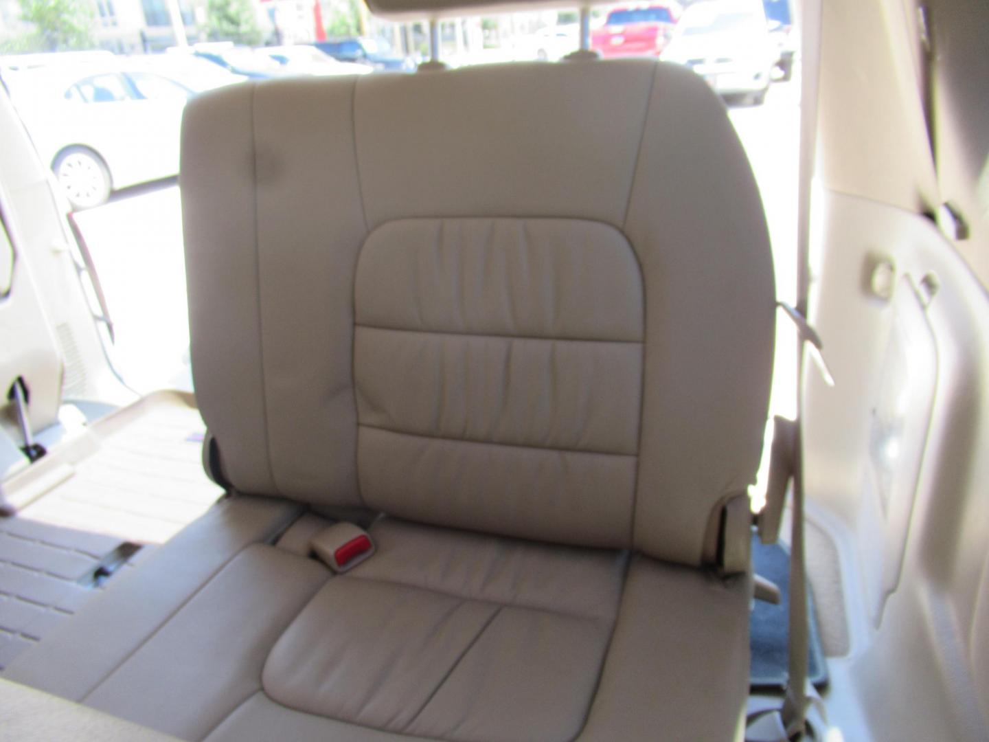 2006 White /Tan Lexus LX 470 Sport Utility (JTJHT00W264) with an 4.7L V8 DOHC 32V engine, Automatic Overdrive transmission, located at 1511 North Shepherd Dr., Houston, TX, 77008, (281) 657-1221, 29.798361, -95.412560 - 2006 LEXUS LX 470 VIN: JTJHT00W264012132 J T J H T 0 0 W 2 6 4 0 1 2 1 3 2 4 DOOR WAGON/SPORT UTILITY 4.7L V8 F 32V GASOLINE ALL WHEEL DRIVE - Photo#31