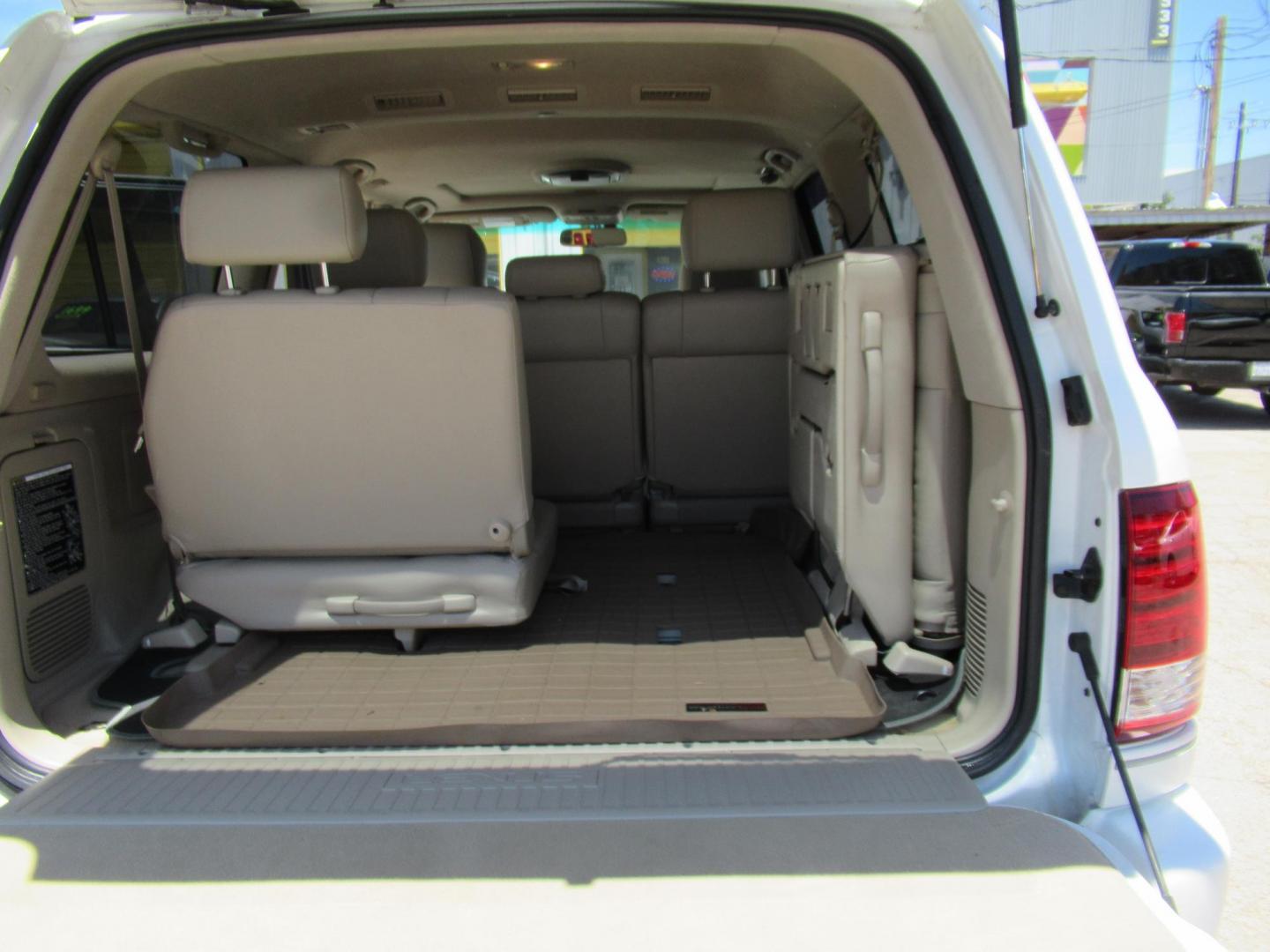 2006 White /Tan Lexus LX 470 Sport Utility (JTJHT00W264) with an 4.7L V8 DOHC 32V engine, Automatic Overdrive transmission, located at 1511 North Shepherd Dr., Houston, TX, 77008, (281) 657-1221, 29.798361, -95.412560 - 2006 LEXUS LX 470 VIN: JTJHT00W264012132 J T J H T 0 0 W 2 6 4 0 1 2 1 3 2 4 DOOR WAGON/SPORT UTILITY 4.7L V8 F 32V GASOLINE ALL WHEEL DRIVE - Photo#32