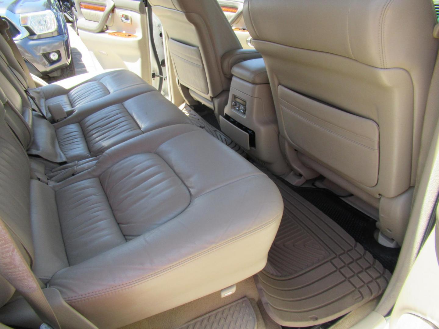 2006 White /Tan Lexus LX 470 Sport Utility (JTJHT00W264) with an 4.7L V8 DOHC 32V engine, Automatic Overdrive transmission, located at 1511 North Shepherd Dr., Houston, TX, 77008, (281) 657-1221, 29.798361, -95.412560 - 2006 LEXUS LX 470 VIN: JTJHT00W264012132 J T J H T 0 0 W 2 6 4 0 1 2 1 3 2 4 DOOR WAGON/SPORT UTILITY 4.7L V8 F 32V GASOLINE ALL WHEEL DRIVE - Photo#33