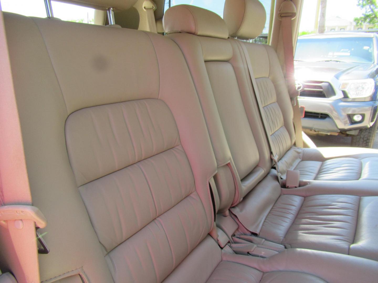 2006 White /Tan Lexus LX 470 Sport Utility (JTJHT00W264) with an 4.7L V8 DOHC 32V engine, Automatic Overdrive transmission, located at 1511 North Shepherd Dr., Houston, TX, 77008, (281) 657-1221, 29.798361, -95.412560 - 2006 LEXUS LX 470 VIN: JTJHT00W264012132 J T J H T 0 0 W 2 6 4 0 1 2 1 3 2 4 DOOR WAGON/SPORT UTILITY 4.7L V8 F 32V GASOLINE ALL WHEEL DRIVE - Photo#35