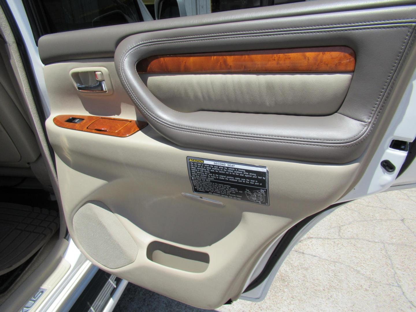 2006 White /Tan Lexus LX 470 Sport Utility (JTJHT00W264) with an 4.7L V8 DOHC 32V engine, Automatic Overdrive transmission, located at 1511 North Shepherd Dr., Houston, TX, 77008, (281) 657-1221, 29.798361, -95.412560 - 2006 LEXUS LX 470 VIN: JTJHT00W264012132 J T J H T 0 0 W 2 6 4 0 1 2 1 3 2 4 DOOR WAGON/SPORT UTILITY 4.7L V8 F 32V GASOLINE ALL WHEEL DRIVE - Photo#36