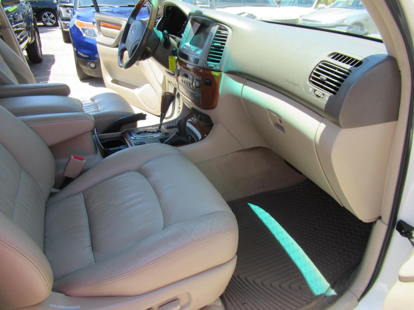 2006 White /Tan Lexus LX 470 Sport Utility (JTJHT00W264) with an 4.7L V8 DOHC 32V engine, Automatic Overdrive transmission, located at 1511 North Shepherd Dr., Houston, TX, 77008, (281) 657-1221, 29.798361, -95.412560 - 2006 LEXUS LX 470 VIN: JTJHT00W264012132 J T J H T 0 0 W 2 6 4 0 1 2 1 3 2 4 DOOR WAGON/SPORT UTILITY 4.7L V8 F 32V GASOLINE ALL WHEEL DRIVE - Photo#37