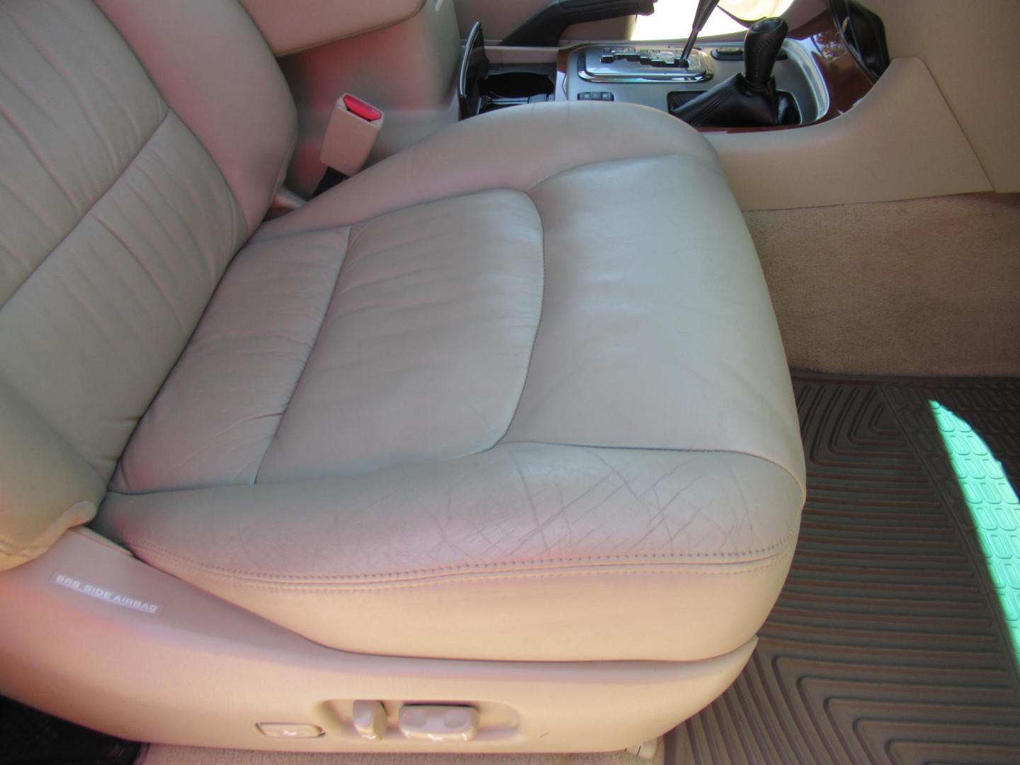 2006 White /Tan Lexus LX 470 Sport Utility (JTJHT00W264) with an 4.7L V8 DOHC 32V engine, Automatic Overdrive transmission, located at 1511 North Shepherd Dr., Houston, TX, 77008, (281) 657-1221, 29.798361, -95.412560 - 2006 LEXUS LX 470 VIN: JTJHT00W264012132 J T J H T 0 0 W 2 6 4 0 1 2 1 3 2 4 DOOR WAGON/SPORT UTILITY 4.7L V8 F 32V GASOLINE ALL WHEEL DRIVE - Photo#38