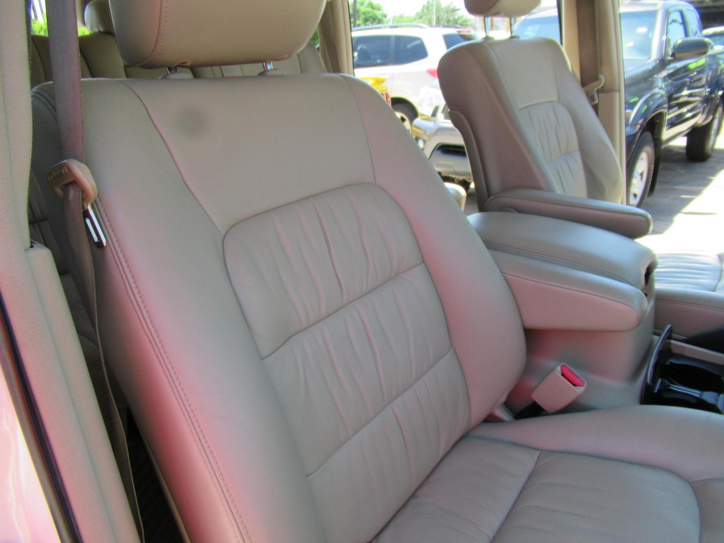 2006 White /Tan Lexus LX 470 Sport Utility (JTJHT00W264) with an 4.7L V8 DOHC 32V engine, Automatic Overdrive transmission, located at 1511 North Shepherd Dr., Houston, TX, 77008, (281) 657-1221, 29.798361, -95.412560 - 2006 LEXUS LX 470 VIN: JTJHT00W264012132 J T J H T 0 0 W 2 6 4 0 1 2 1 3 2 4 DOOR WAGON/SPORT UTILITY 4.7L V8 F 32V GASOLINE ALL WHEEL DRIVE - Photo#39