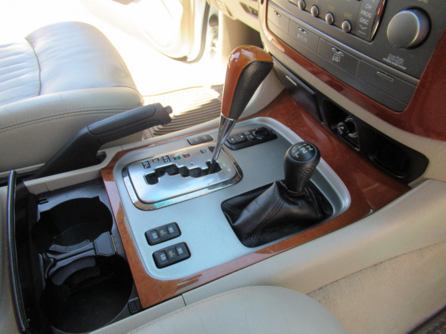 2006 White /Tan Lexus LX 470 Sport Utility (JTJHT00W264) with an 4.7L V8 DOHC 32V engine, Automatic Overdrive transmission, located at 1511 North Shepherd Dr., Houston, TX, 77008, (281) 657-1221, 29.798361, -95.412560 - 2006 LEXUS LX 470 VIN: JTJHT00W264012132 J T J H T 0 0 W 2 6 4 0 1 2 1 3 2 4 DOOR WAGON/SPORT UTILITY 4.7L V8 F 32V GASOLINE ALL WHEEL DRIVE - Photo#41