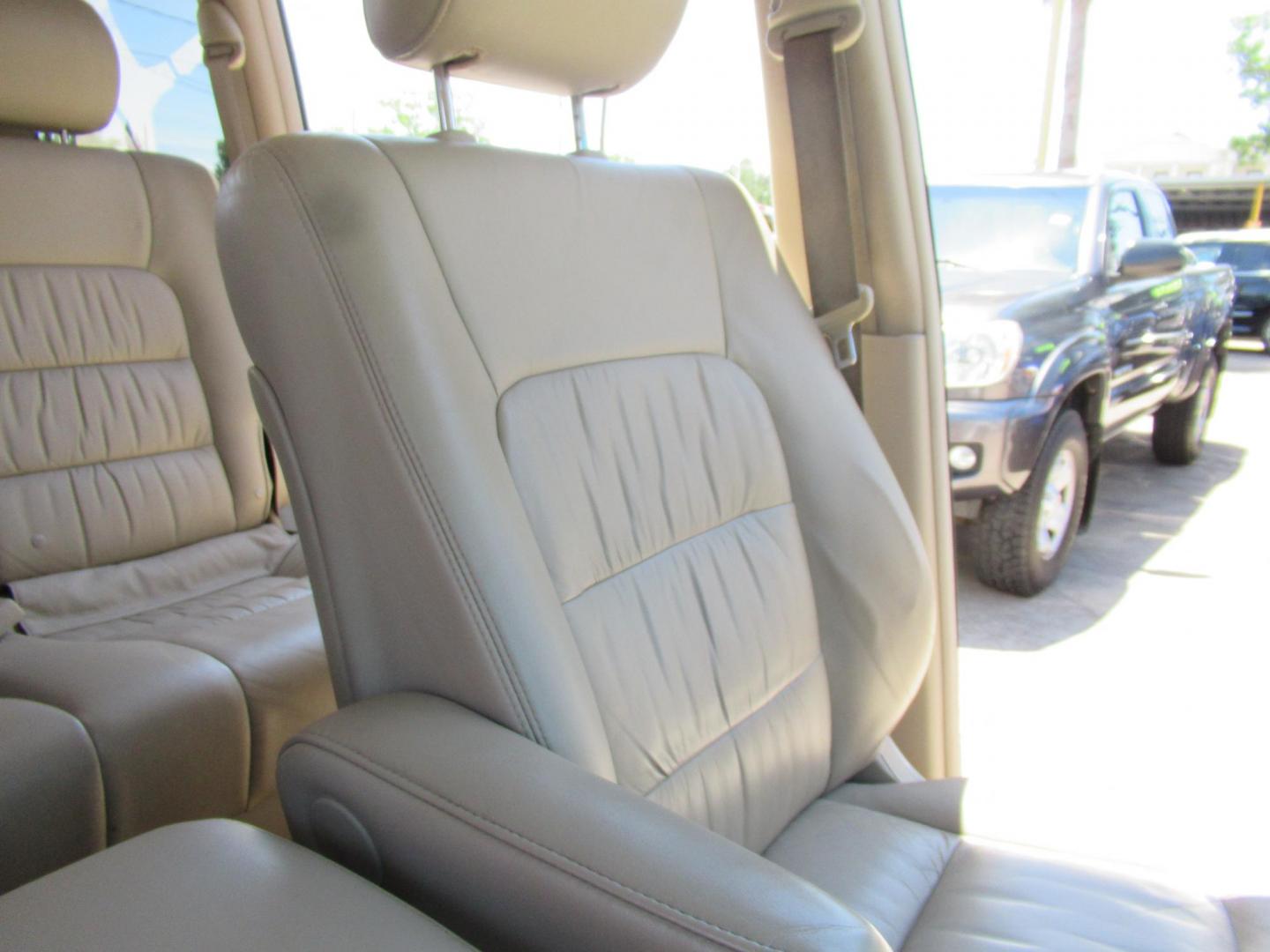 2006 White /Tan Lexus LX 470 Sport Utility (JTJHT00W264) with an 4.7L V8 DOHC 32V engine, Automatic Overdrive transmission, located at 1511 North Shepherd Dr., Houston, TX, 77008, (281) 657-1221, 29.798361, -95.412560 - 2006 LEXUS LX 470 VIN: JTJHT00W264012132 J T J H T 0 0 W 2 6 4 0 1 2 1 3 2 4 DOOR WAGON/SPORT UTILITY 4.7L V8 F 32V GASOLINE ALL WHEEL DRIVE - Photo#42