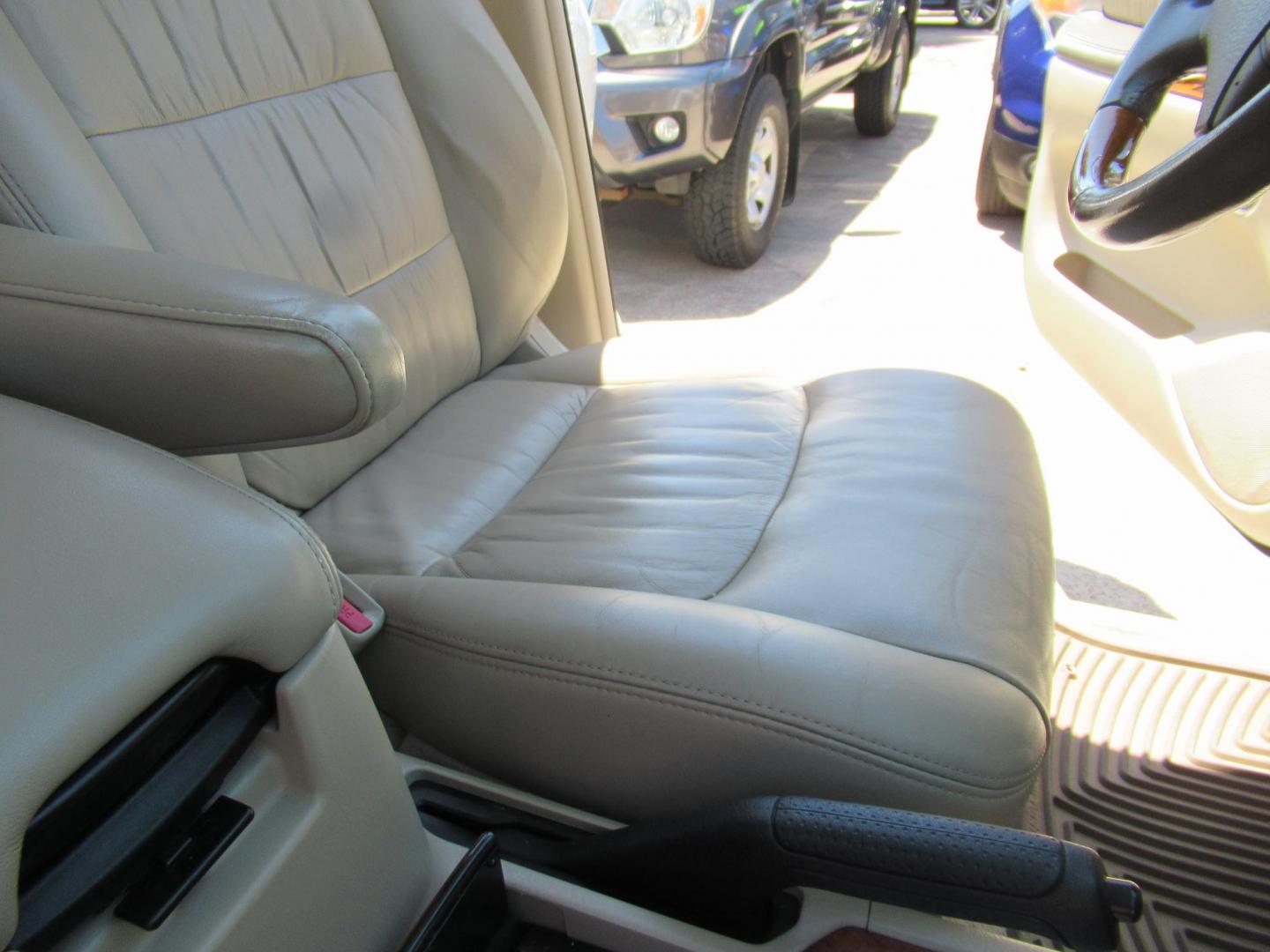 2006 White /Tan Lexus LX 470 Sport Utility (JTJHT00W264) with an 4.7L V8 DOHC 32V engine, Automatic Overdrive transmission, located at 1511 North Shepherd Dr., Houston, TX, 77008, (281) 657-1221, 29.798361, -95.412560 - 2006 LEXUS LX 470 VIN: JTJHT00W264012132 J T J H T 0 0 W 2 6 4 0 1 2 1 3 2 4 DOOR WAGON/SPORT UTILITY 4.7L V8 F 32V GASOLINE ALL WHEEL DRIVE - Photo#43