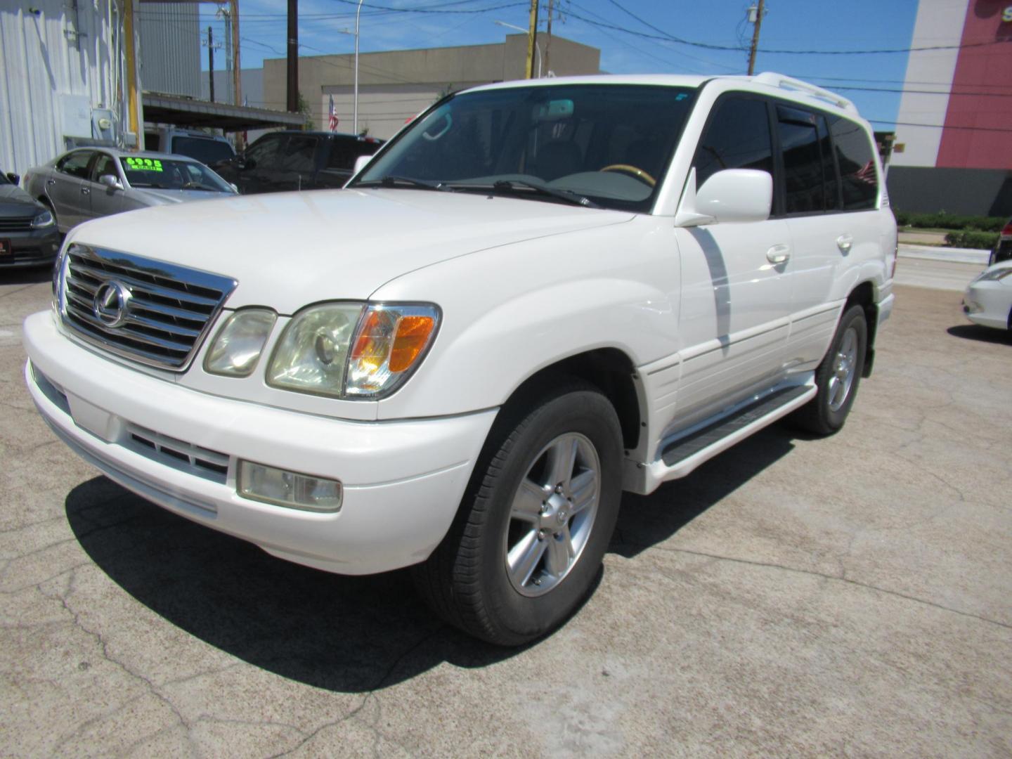 2006 White /Tan Lexus LX 470 Sport Utility (JTJHT00W264) with an 4.7L V8 DOHC 32V engine, Automatic Overdrive transmission, located at 1511 North Shepherd Dr., Houston, TX, 77008, (281) 657-1221, 29.798361, -95.412560 - 2006 LEXUS LX 470 VIN: JTJHT00W264012132 J T J H T 0 0 W 2 6 4 0 1 2 1 3 2 4 DOOR WAGON/SPORT UTILITY 4.7L V8 F 32V GASOLINE ALL WHEEL DRIVE - Photo#48