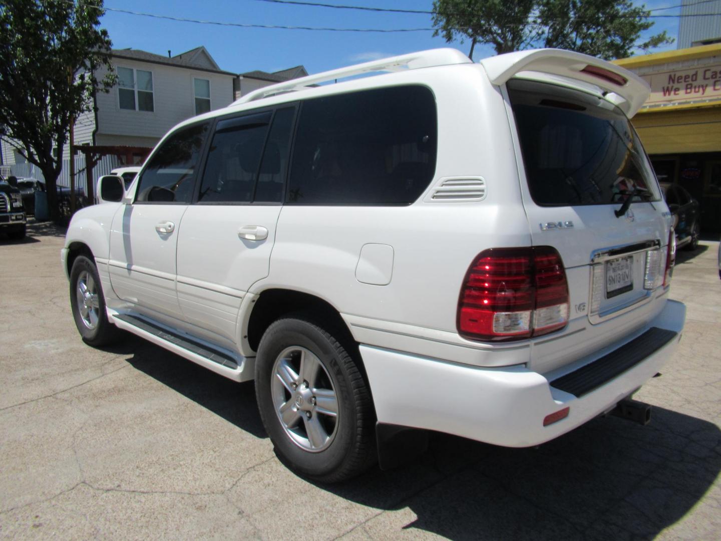 2006 White /Tan Lexus LX 470 Sport Utility (JTJHT00W264) with an 4.7L V8 DOHC 32V engine, Automatic Overdrive transmission, located at 1511 North Shepherd Dr., Houston, TX, 77008, (281) 657-1221, 29.798361, -95.412560 - 2006 LEXUS LX 470 VIN: JTJHT00W264012132 J T J H T 0 0 W 2 6 4 0 1 2 1 3 2 4 DOOR WAGON/SPORT UTILITY 4.7L V8 F 32V GASOLINE ALL WHEEL DRIVE - Photo#47