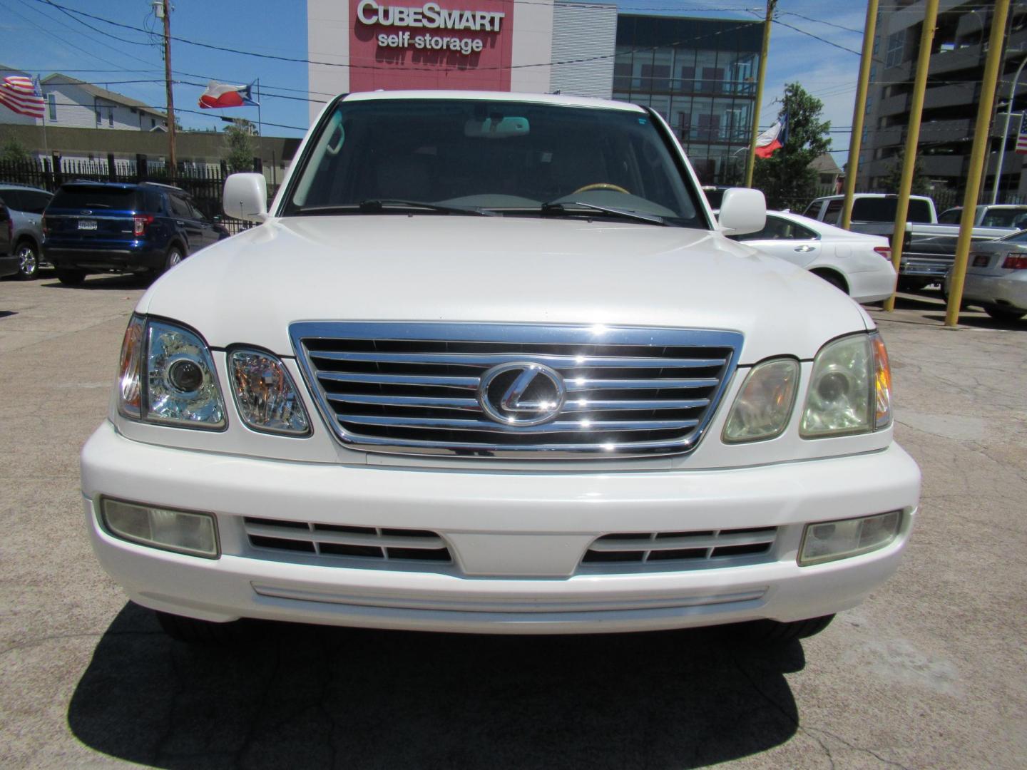 2006 White /Tan Lexus LX 470 Sport Utility (JTJHT00W264) with an 4.7L V8 DOHC 32V engine, Automatic Overdrive transmission, located at 1511 North Shepherd Dr., Houston, TX, 77008, (281) 657-1221, 29.798361, -95.412560 - 2006 LEXUS LX 470 VIN: JTJHT00W264012132 J T J H T 0 0 W 2 6 4 0 1 2 1 3 2 4 DOOR WAGON/SPORT UTILITY 4.7L V8 F 32V GASOLINE ALL WHEEL DRIVE - Photo#49
