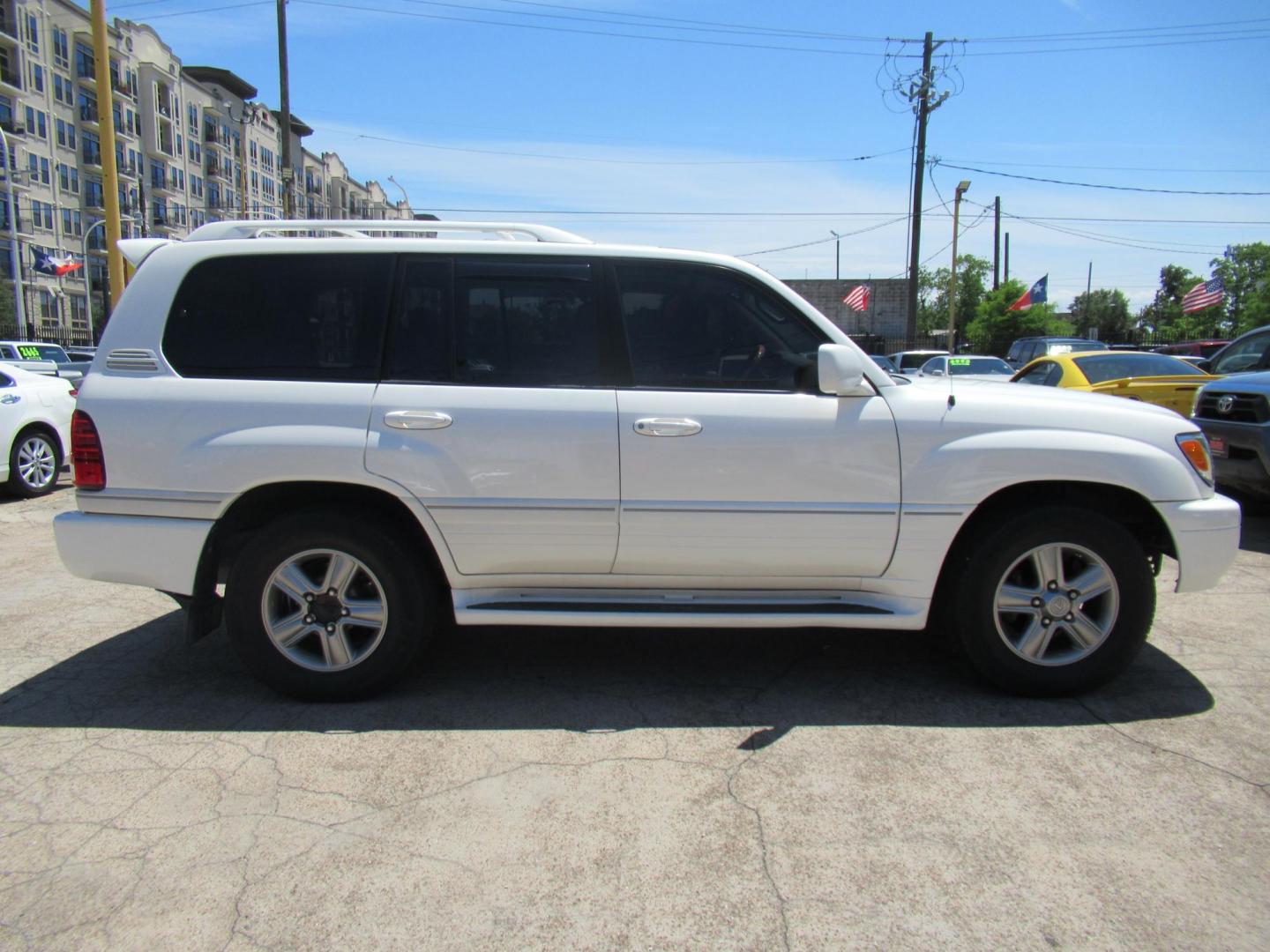 2006 White /Tan Lexus LX 470 Sport Utility (JTJHT00W264) with an 4.7L V8 DOHC 32V engine, Automatic Overdrive transmission, located at 1511 North Shepherd Dr., Houston, TX, 77008, (281) 657-1221, 29.798361, -95.412560 - 2006 LEXUS LX 470 VIN: JTJHT00W264012132 J T J H T 0 0 W 2 6 4 0 1 2 1 3 2 4 DOOR WAGON/SPORT UTILITY 4.7L V8 F 32V GASOLINE ALL WHEEL DRIVE - Photo#51