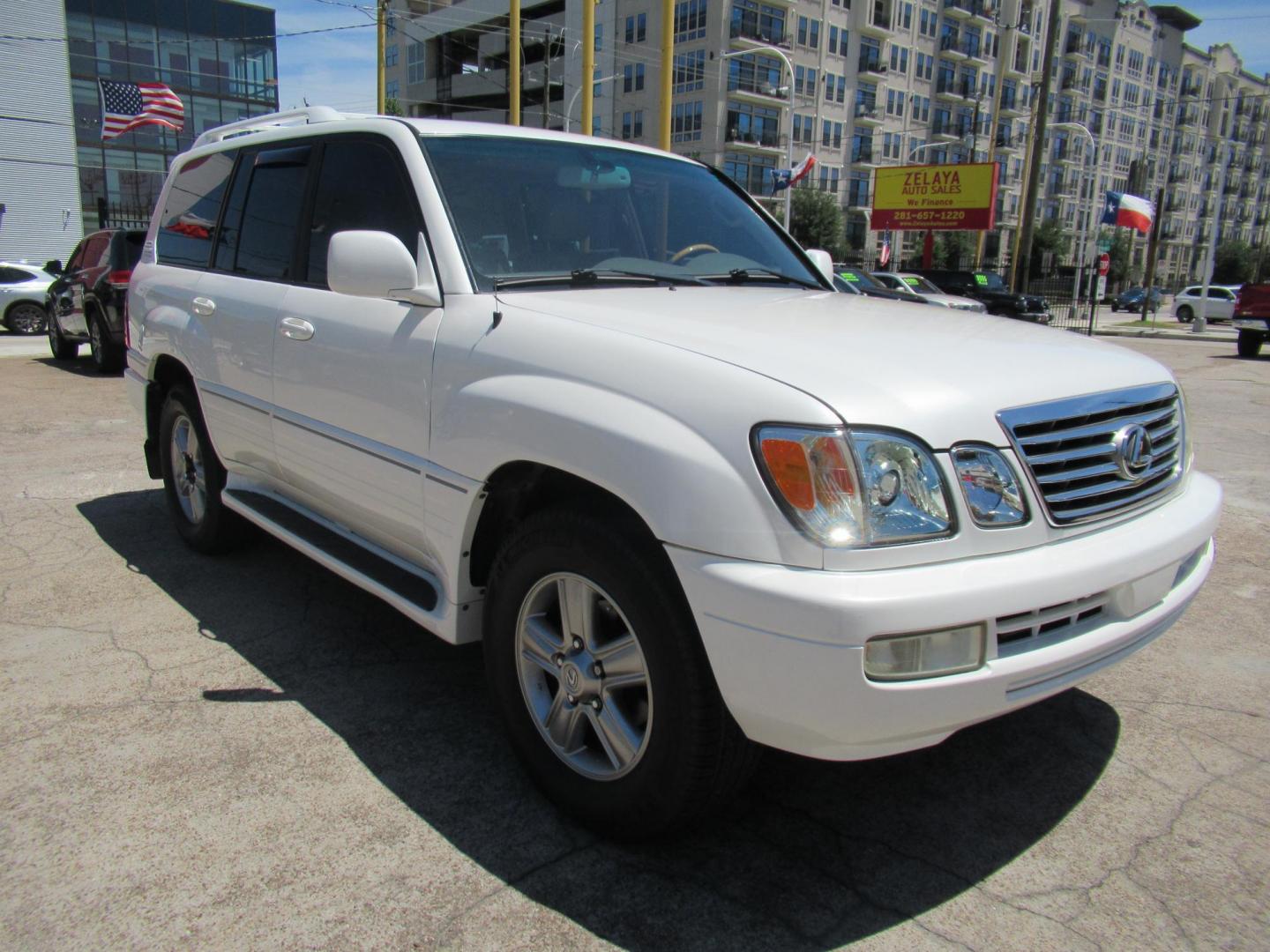 2006 White /Tan Lexus LX 470 Sport Utility (JTJHT00W264) with an 4.7L V8 DOHC 32V engine, Automatic Overdrive transmission, located at 1511 North Shepherd Dr., Houston, TX, 77008, (281) 657-1221, 29.798361, -95.412560 - 2006 LEXUS LX 470 VIN: JTJHT00W264012132 J T J H T 0 0 W 2 6 4 0 1 2 1 3 2 4 DOOR WAGON/SPORT UTILITY 4.7L V8 F 32V GASOLINE ALL WHEEL DRIVE - Photo#50