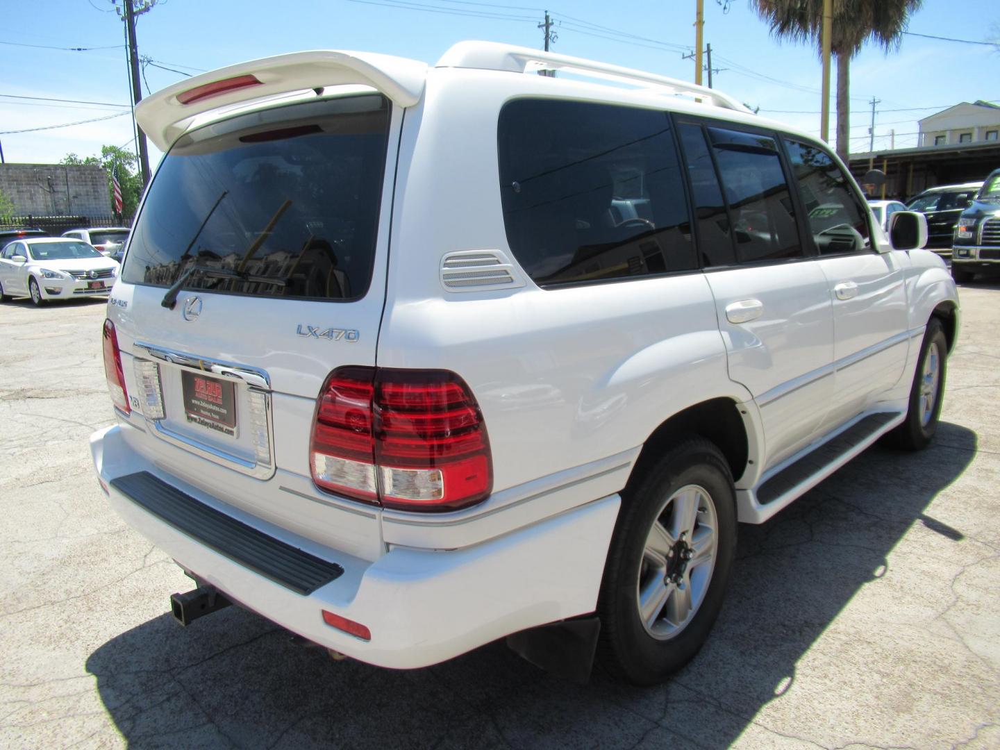 2006 White /Tan Lexus LX 470 Sport Utility (JTJHT00W264) with an 4.7L V8 DOHC 32V engine, Automatic Overdrive transmission, located at 1511 North Shepherd Dr., Houston, TX, 77008, (281) 657-1221, 29.798361, -95.412560 - 2006 LEXUS LX 470 VIN: JTJHT00W264012132 J T J H T 0 0 W 2 6 4 0 1 2 1 3 2 4 DOOR WAGON/SPORT UTILITY 4.7L V8 F 32V GASOLINE ALL WHEEL DRIVE - Photo#53