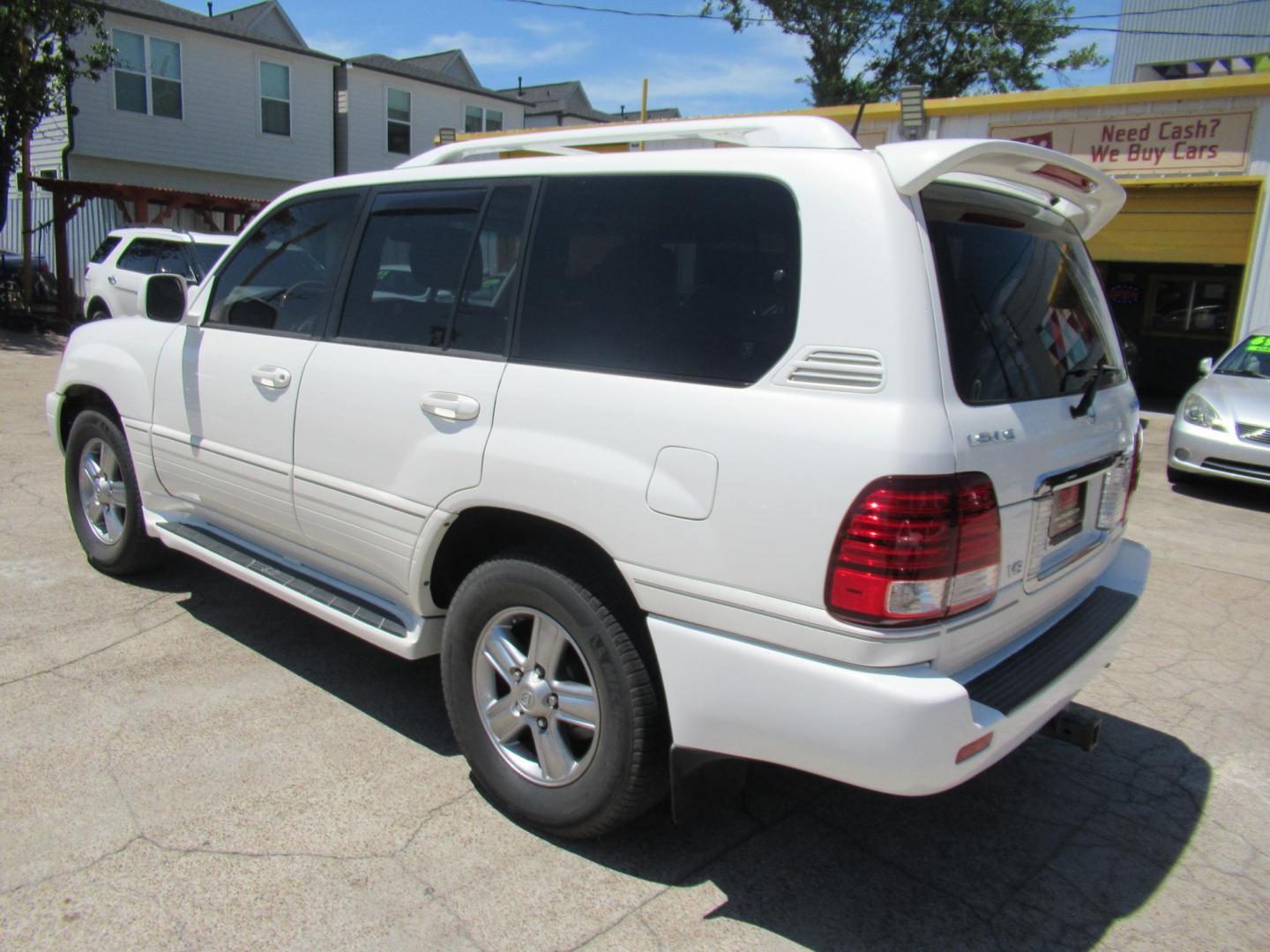 2006 White /Tan Lexus LX 470 Sport Utility (JTJHT00W264) with an 4.7L V8 DOHC 32V engine, Automatic Overdrive transmission, located at 1511 North Shepherd Dr., Houston, TX, 77008, (281) 657-1221, 29.798361, -95.412560 - 2006 LEXUS LX 470 VIN: JTJHT00W264012132 J T J H T 0 0 W 2 6 4 0 1 2 1 3 2 4 DOOR WAGON/SPORT UTILITY 4.7L V8 F 32V GASOLINE ALL WHEEL DRIVE - Photo#54