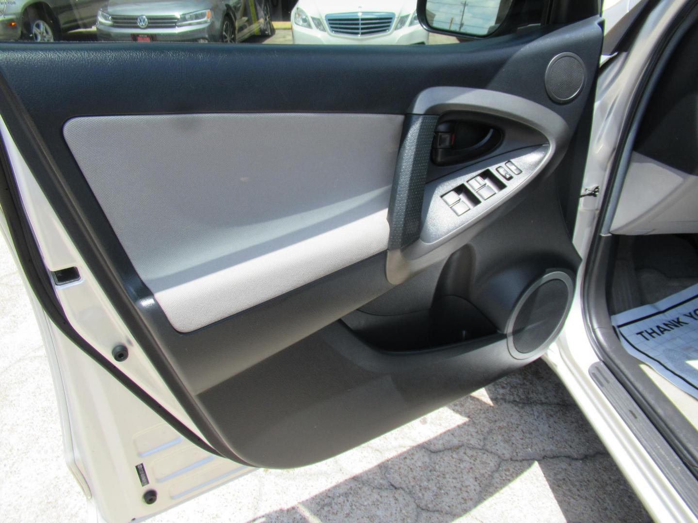2011 Silver /Gray Toyota RAV4 Base I4 2WD (2T3ZF4DVXBW) with an 2.4L L4 DOHC 16V engine, Automatic transmission, located at 1511 North Shepherd Dr., Houston, TX, 77008, (281) 657-1221, 29.798361, -95.412560 - 2011 TOYOTA RAV4 VIN: 2T3ZF4DVXBW094146 2 T 3 Z F 4 D V X B W 0 9 4 1 4 6 4 DOOR WAGON/SPORT UTILITY 2.5L I4 F DOHC 16V GASOLINE FRONT WHEEL DRIVE - Photo#5