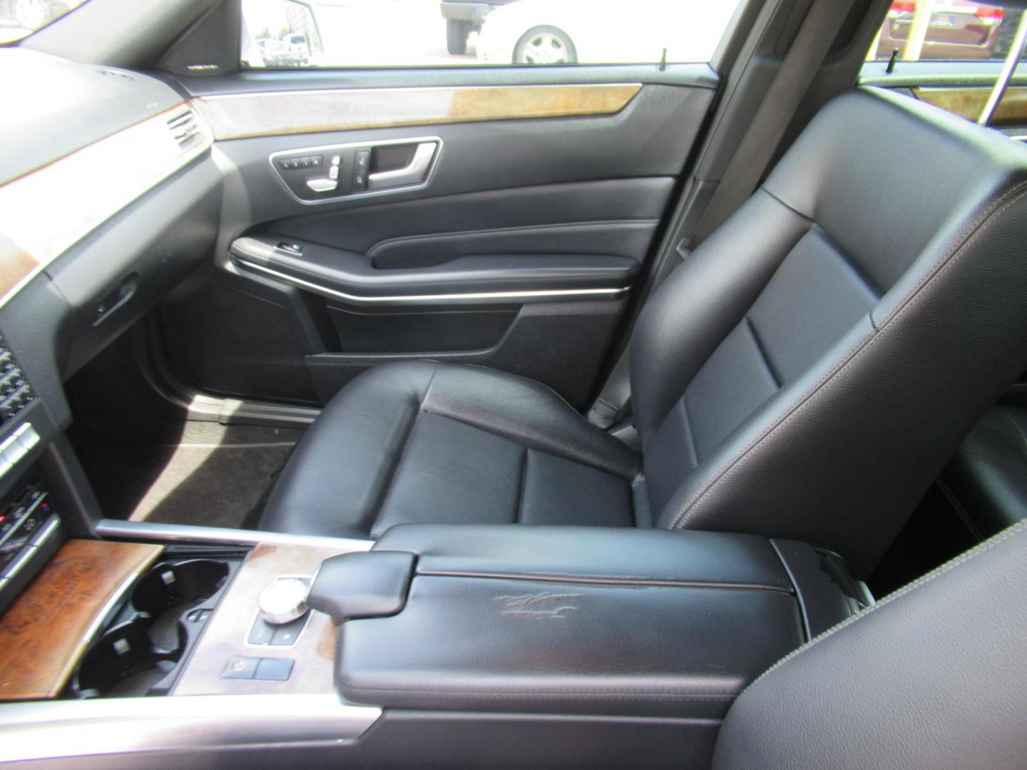 2014 Silver /Black Mercedes-Benz E-Class E350 Sedan (WDDHF5KB8EB) with an 3.5L V6 DOHC 24V engine, 7-Speed Automatic transmission, located at 1511 North Shepherd Dr., Houston, TX, 77008, (281) 657-1221, 29.798361, -95.412560 - 2014 MERCEDES-BENZ E-CLASS E 350 SPORT VIN: WDDHF5KB8EB016347 W D D H F 5 K B 8 E B 0 1 6 3 4 7 SEDAN 4 DR 3.5L V6 F DOHC 24V GASOLINE REAR WHEEL DRIVE - Photo#3