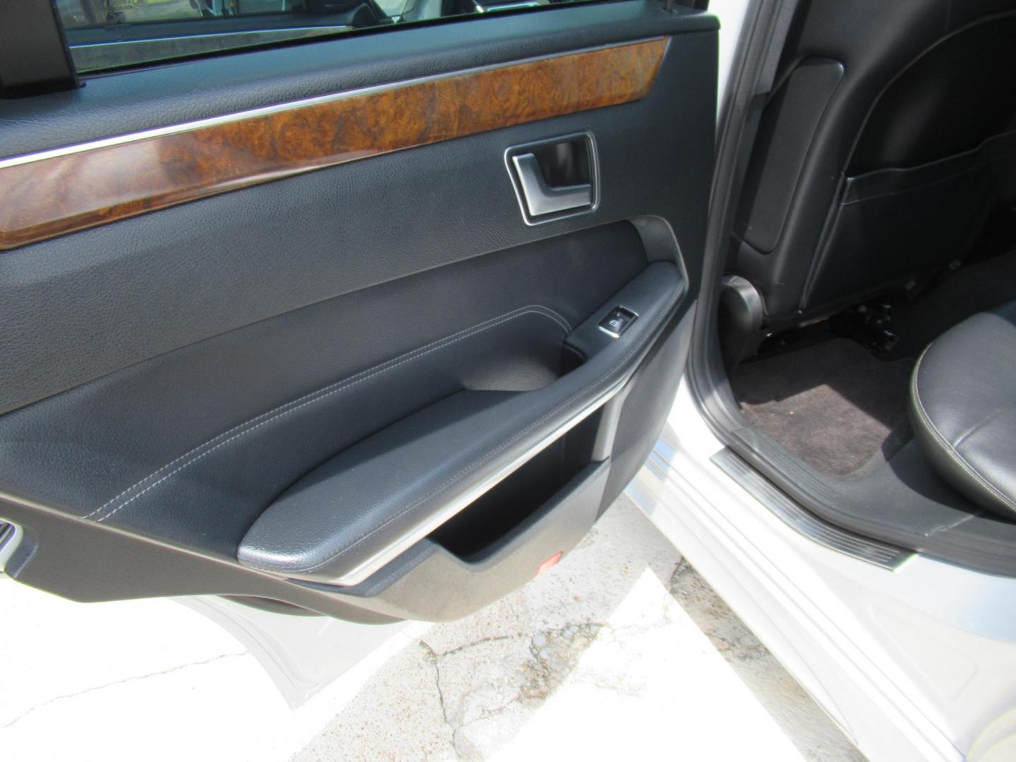 2014 Silver /Black Mercedes-Benz E-Class E350 Sedan (WDDHF5KB8EB) with an 3.5L V6 DOHC 24V engine, 7-Speed Automatic transmission, located at 1511 North Shepherd Dr., Houston, TX, 77008, (281) 657-1221, 29.798361, -95.412560 - 2014 MERCEDES-BENZ E-CLASS E 350 SPORT VIN: WDDHF5KB8EB016347 W D D H F 5 K B 8 E B 0 1 6 3 4 7 SEDAN 4 DR 3.5L V6 F DOHC 24V GASOLINE REAR WHEEL DRIVE - Photo#7