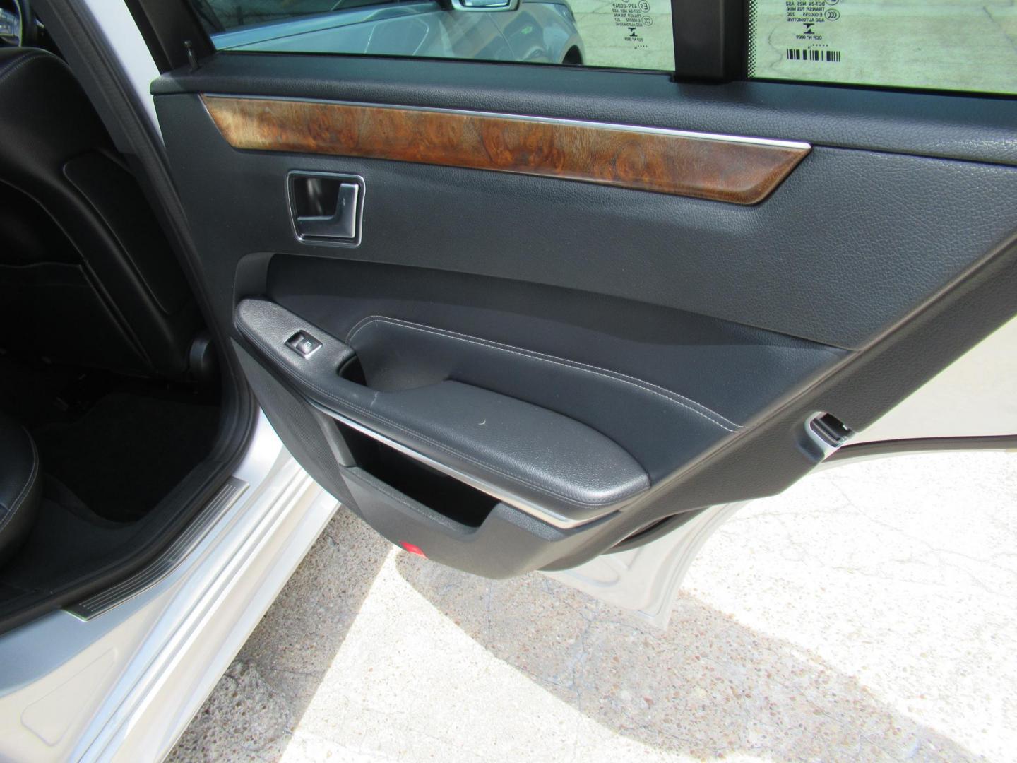 2014 Silver /Black Mercedes-Benz E-Class E350 Sedan (WDDHF5KB8EB) with an 3.5L V6 DOHC 24V engine, 7-Speed Automatic transmission, located at 1511 North Shepherd Dr., Houston, TX, 77008, (281) 657-1221, 29.798361, -95.412560 - 2014 MERCEDES-BENZ E-CLASS E 350 SPORT VIN: WDDHF5KB8EB016347 W D D H F 5 K B 8 E B 0 1 6 3 4 7 SEDAN 4 DR 3.5L V6 F DOHC 24V GASOLINE REAR WHEEL DRIVE - Photo#9