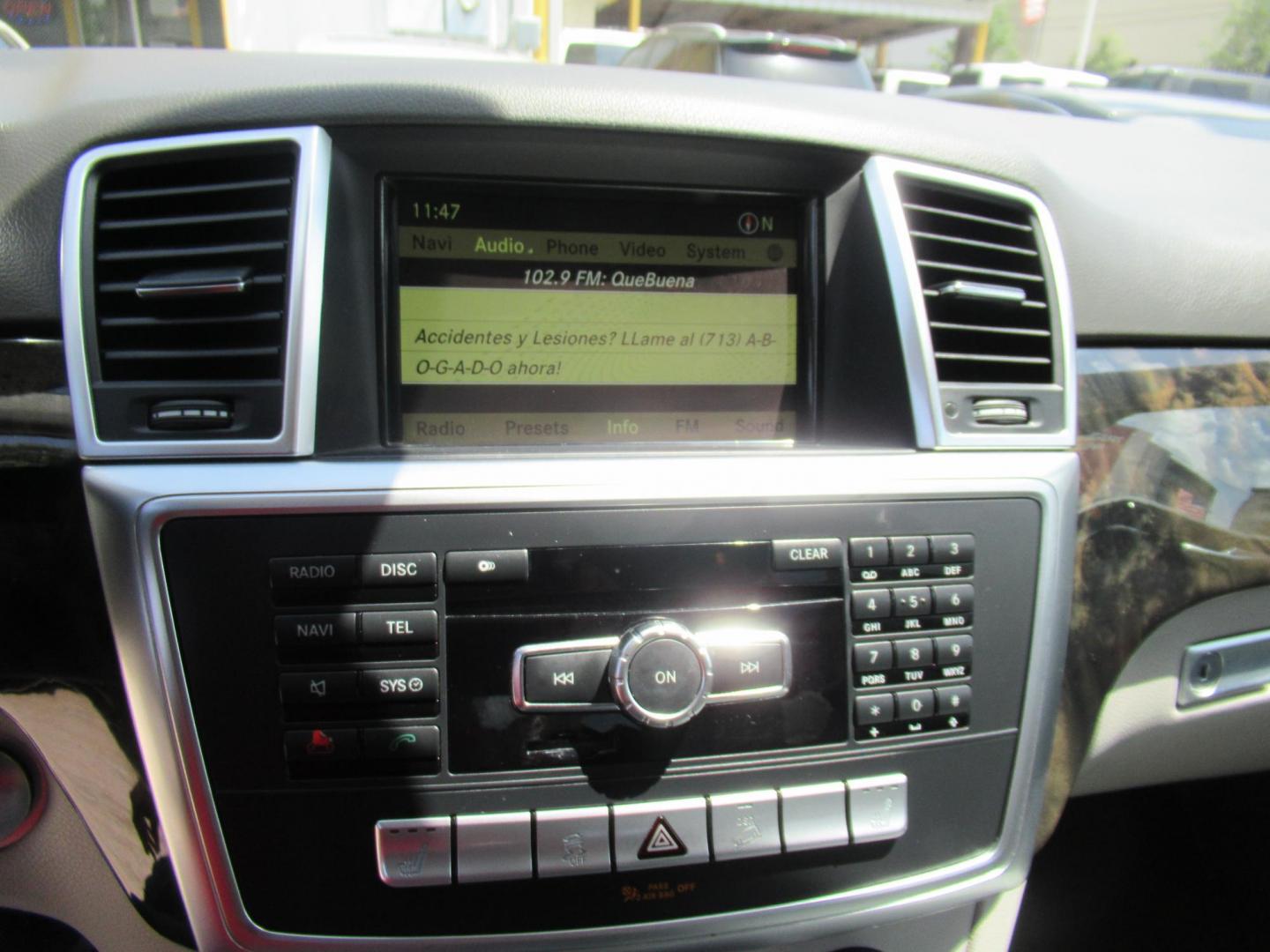 2012 Silver /Gray Mercedes-Benz M-Class ML350 4MATIC (4JGDA5HB9CA) with an 3.5L V6 DOHC 24V engine, 7-Speed Automatic transmission, located at 1511 North Shepherd Dr., Houston, TX, 77008, (281) 657-1221, 29.798361, -95.412560 - 2012 MERCEDES-BENZ M-CLASS ML 350 VIN: 4JGDA5HB9CA081009 4 J G D A 5 H B 9 C A 0 8 1 0 0 9 4 DOOR WAGON/SPORT UTILITY 3.5L V6 F DOHC 24V GASOLINE ALL WHEEL DRIVE - Photo#3