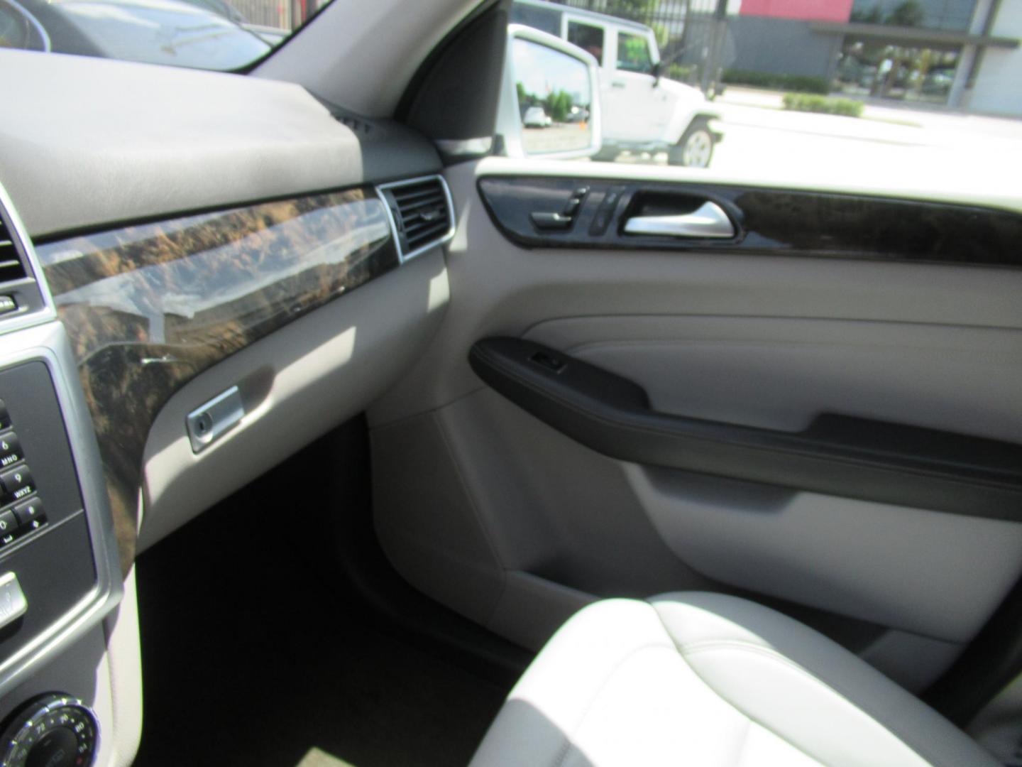 2012 Silver /Gray Mercedes-Benz M-Class ML350 4MATIC (4JGDA5HB9CA) with an 3.5L V6 DOHC 24V engine, 7-Speed Automatic transmission, located at 1511 North Shepherd Dr., Houston, TX, 77008, (281) 657-1221, 29.798361, -95.412560 - 2012 MERCEDES-BENZ M-CLASS ML 350 VIN: 4JGDA5HB9CA081009 4 J G D A 5 H B 9 C A 0 8 1 0 0 9 4 DOOR WAGON/SPORT UTILITY 3.5L V6 F DOHC 24V GASOLINE ALL WHEEL DRIVE - Photo#4