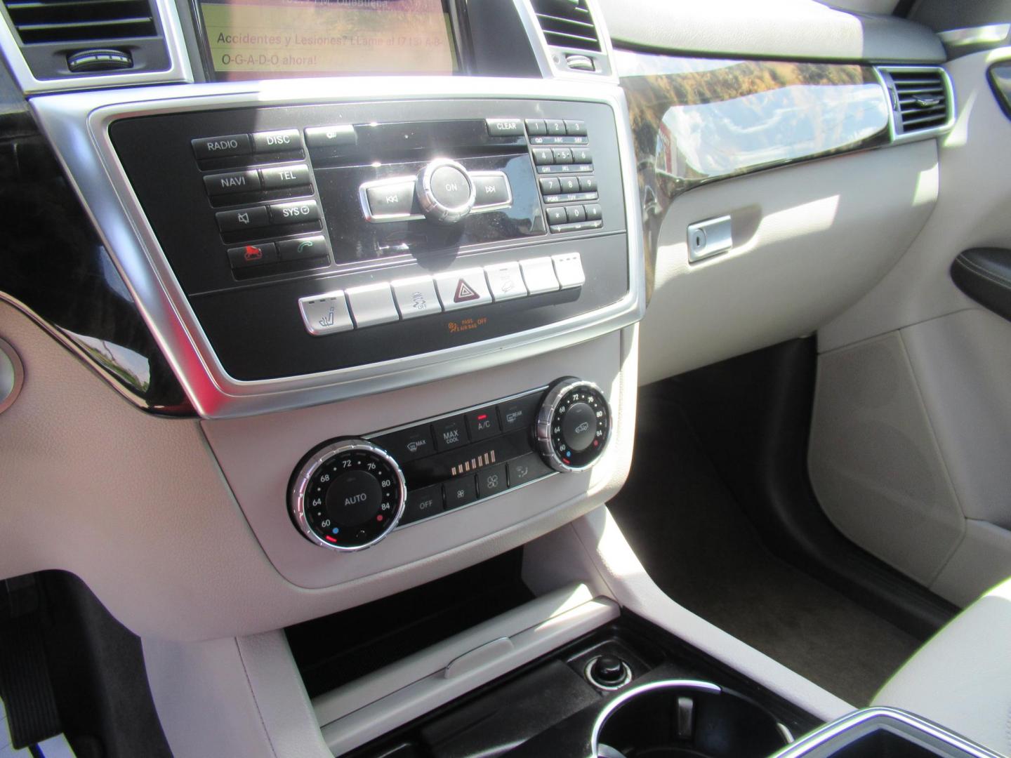 2012 Silver /Gray Mercedes-Benz M-Class ML350 4MATIC (4JGDA5HB9CA) with an 3.5L V6 DOHC 24V engine, 7-Speed Automatic transmission, located at 1511 North Shepherd Dr., Houston, TX, 77008, (281) 657-1221, 29.798361, -95.412560 - 2012 MERCEDES-BENZ M-CLASS ML 350 VIN: 4JGDA5HB9CA081009 4 J G D A 5 H B 9 C A 0 8 1 0 0 9 4 DOOR WAGON/SPORT UTILITY 3.5L V6 F DOHC 24V GASOLINE ALL WHEEL DRIVE - Photo#5