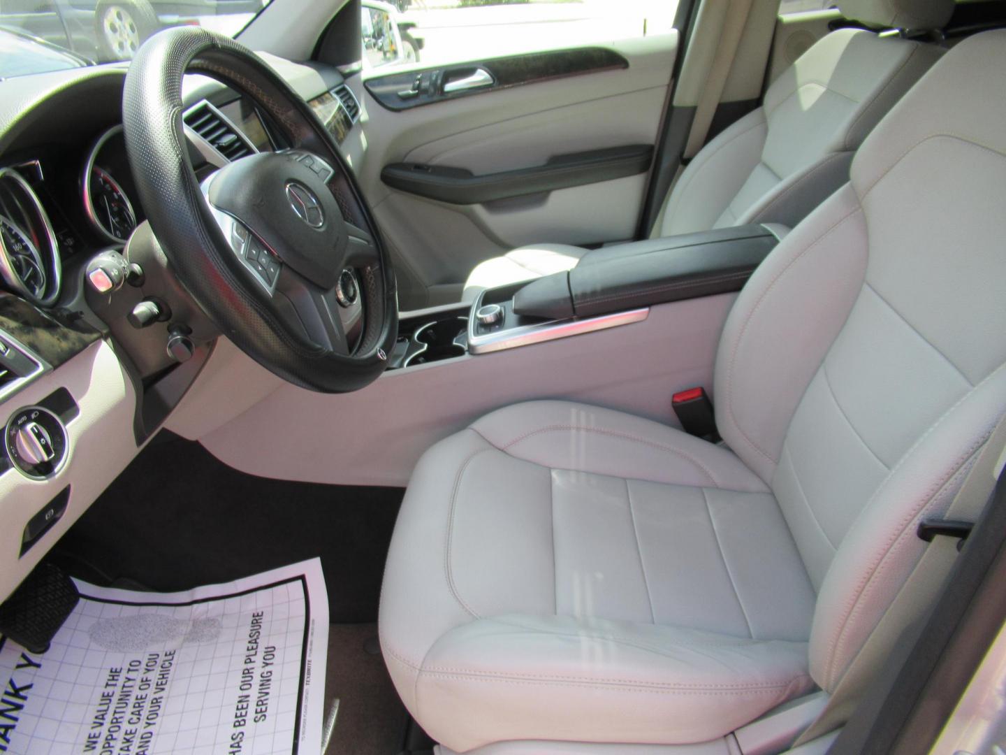 2012 Silver /Gray Mercedes-Benz M-Class ML350 4MATIC (4JGDA5HB9CA) with an 3.5L V6 DOHC 24V engine, 7-Speed Automatic transmission, located at 1511 North Shepherd Dr., Houston, TX, 77008, (281) 657-1221, 29.798361, -95.412560 - 2012 MERCEDES-BENZ M-CLASS ML 350 VIN: 4JGDA5HB9CA081009 4 J G D A 5 H B 9 C A 0 8 1 0 0 9 4 DOOR WAGON/SPORT UTILITY 3.5L V6 F DOHC 24V GASOLINE ALL WHEEL DRIVE - Photo#6