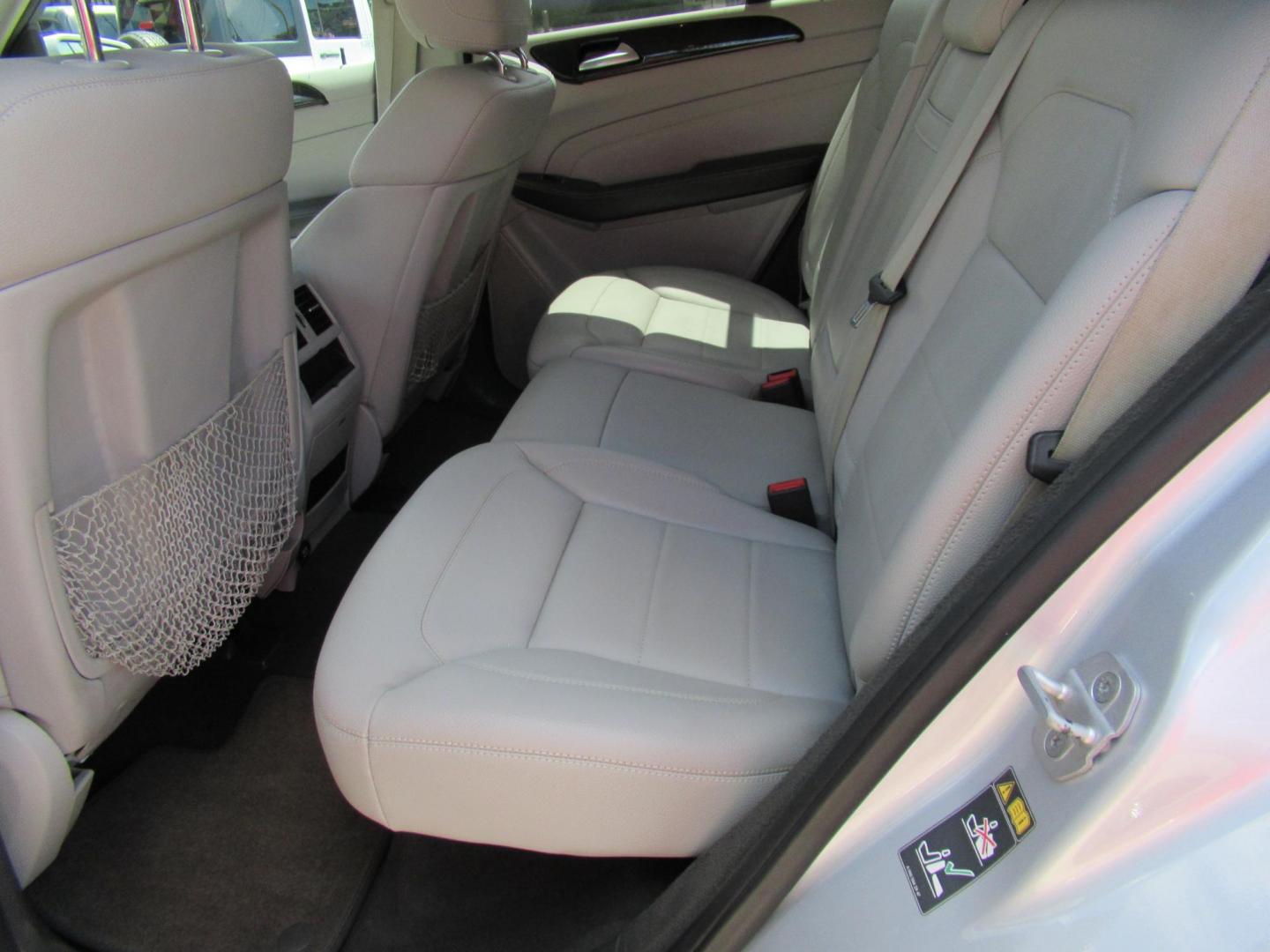 2012 Silver /Gray Mercedes-Benz M-Class ML350 4MATIC (4JGDA5HB9CA) with an 3.5L V6 DOHC 24V engine, 7-Speed Automatic transmission, located at 1511 North Shepherd Dr., Houston, TX, 77008, (281) 657-1221, 29.798361, -95.412560 - 2012 MERCEDES-BENZ M-CLASS ML 350 VIN: 4JGDA5HB9CA081009 4 J G D A 5 H B 9 C A 0 8 1 0 0 9 4 DOOR WAGON/SPORT UTILITY 3.5L V6 F DOHC 24V GASOLINE ALL WHEEL DRIVE - Photo#7