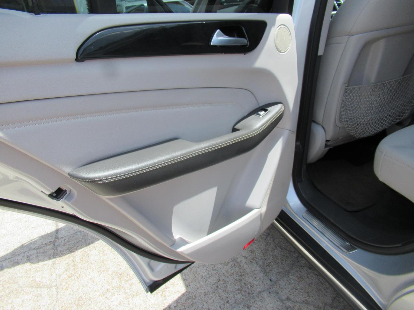 2012 Silver /Gray Mercedes-Benz M-Class ML350 4MATIC (4JGDA5HB9CA) with an 3.5L V6 DOHC 24V engine, 7-Speed Automatic transmission, located at 1511 North Shepherd Dr., Houston, TX, 77008, (281) 657-1221, 29.798361, -95.412560 - 2012 MERCEDES-BENZ M-CLASS ML 350 VIN: 4JGDA5HB9CA081009 4 J G D A 5 H B 9 C A 0 8 1 0 0 9 4 DOOR WAGON/SPORT UTILITY 3.5L V6 F DOHC 24V GASOLINE ALL WHEEL DRIVE - Photo#9