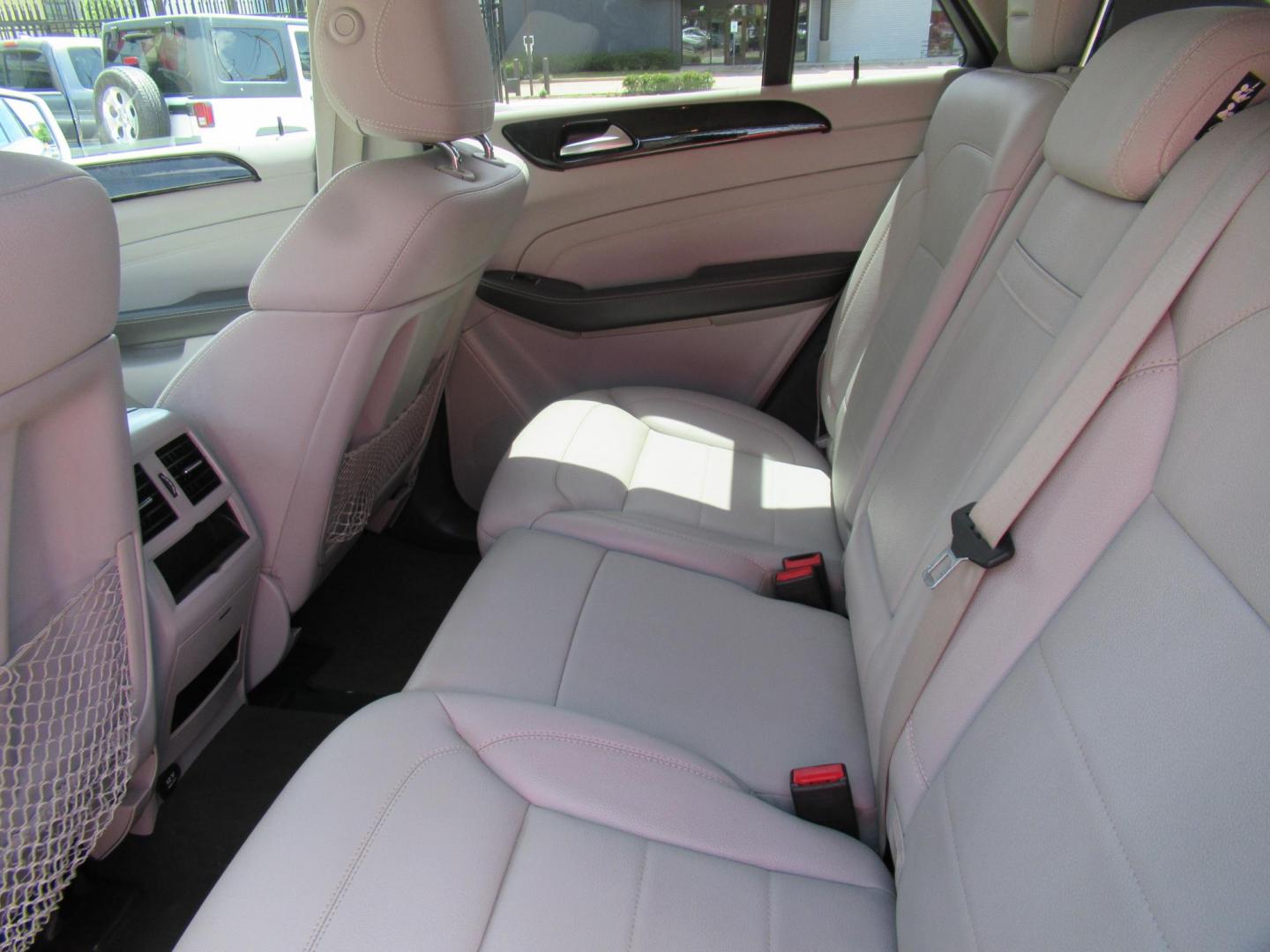 2012 Silver /Gray Mercedes-Benz M-Class ML350 4MATIC (4JGDA5HB9CA) with an 3.5L V6 DOHC 24V engine, 7-Speed Automatic transmission, located at 1511 North Shepherd Dr., Houston, TX, 77008, (281) 657-1221, 29.798361, -95.412560 - 2012 MERCEDES-BENZ M-CLASS ML 350 VIN: 4JGDA5HB9CA081009 4 J G D A 5 H B 9 C A 0 8 1 0 0 9 4 DOOR WAGON/SPORT UTILITY 3.5L V6 F DOHC 24V GASOLINE ALL WHEEL DRIVE - Photo#8