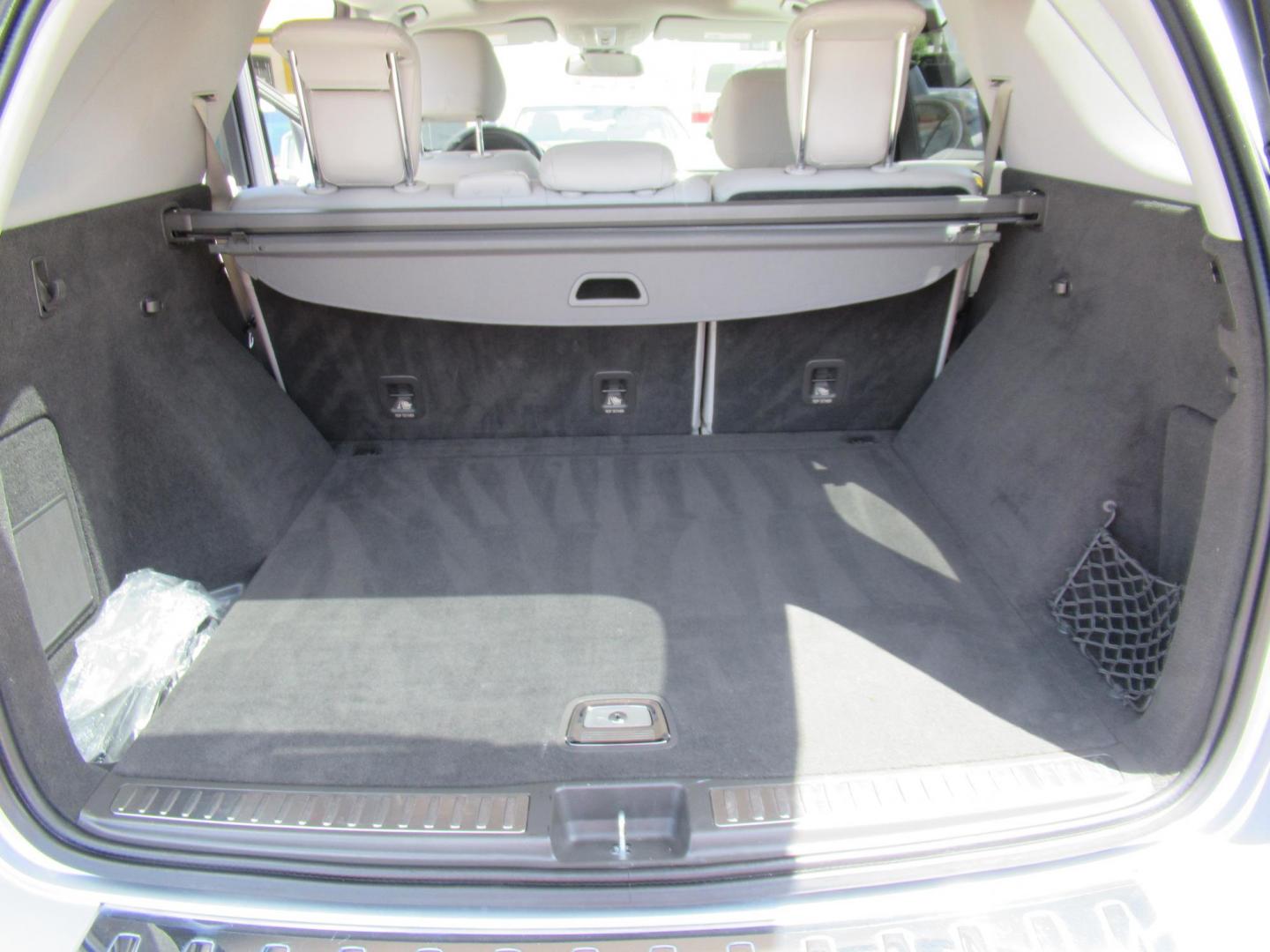 2012 Silver /Gray Mercedes-Benz M-Class ML350 4MATIC (4JGDA5HB9CA) with an 3.5L V6 DOHC 24V engine, 7-Speed Automatic transmission, located at 1511 North Shepherd Dr., Houston, TX, 77008, (281) 657-1221, 29.798361, -95.412560 - 2012 MERCEDES-BENZ M-CLASS ML 350 VIN: 4JGDA5HB9CA081009 4 J G D A 5 H B 9 C A 0 8 1 0 0 9 4 DOOR WAGON/SPORT UTILITY 3.5L V6 F DOHC 24V GASOLINE ALL WHEEL DRIVE - Photo#10