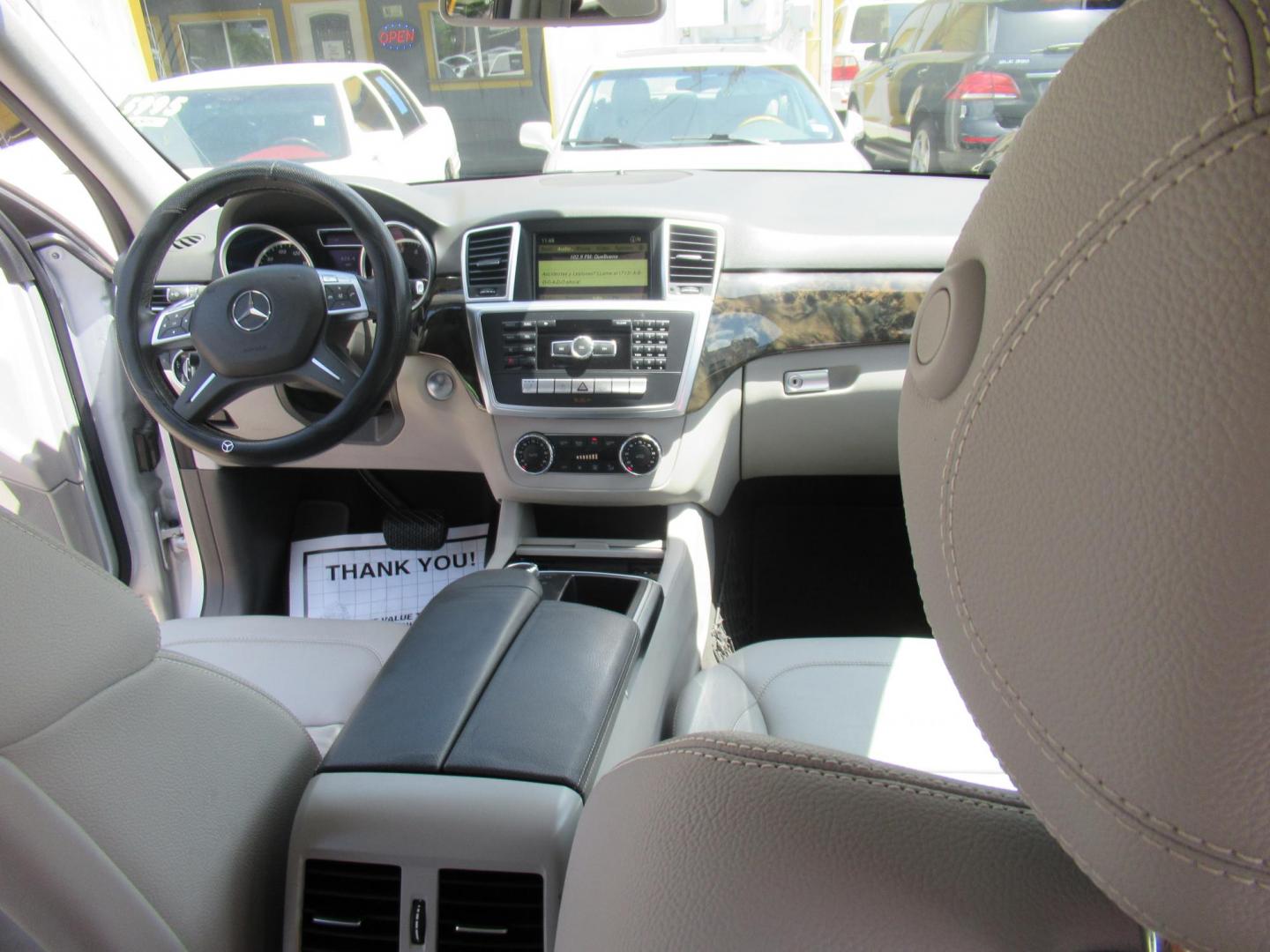 2012 Silver /Gray Mercedes-Benz M-Class ML350 4MATIC (4JGDA5HB9CA) with an 3.5L V6 DOHC 24V engine, 7-Speed Automatic transmission, located at 1511 North Shepherd Dr., Houston, TX, 77008, (281) 657-1221, 29.798361, -95.412560 - 2012 MERCEDES-BENZ M-CLASS ML 350 VIN: 4JGDA5HB9CA081009 4 J G D A 5 H B 9 C A 0 8 1 0 0 9 4 DOOR WAGON/SPORT UTILITY 3.5L V6 F DOHC 24V GASOLINE ALL WHEEL DRIVE - Photo#11