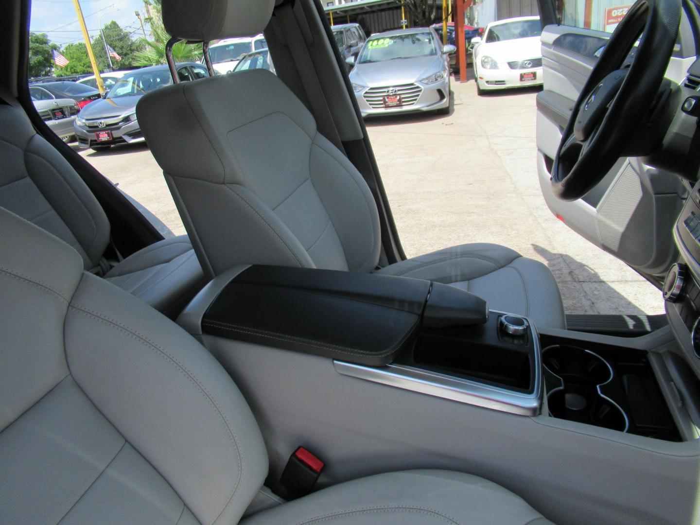 2012 Silver /Gray Mercedes-Benz M-Class ML350 4MATIC (4JGDA5HB9CA) with an 3.5L V6 DOHC 24V engine, 7-Speed Automatic transmission, located at 1511 North Shepherd Dr., Houston, TX, 77008, (281) 657-1221, 29.798361, -95.412560 - 2012 MERCEDES-BENZ M-CLASS ML 350 VIN: 4JGDA5HB9CA081009 4 J G D A 5 H B 9 C A 0 8 1 0 0 9 4 DOOR WAGON/SPORT UTILITY 3.5L V6 F DOHC 24V GASOLINE ALL WHEEL DRIVE - Photo#15