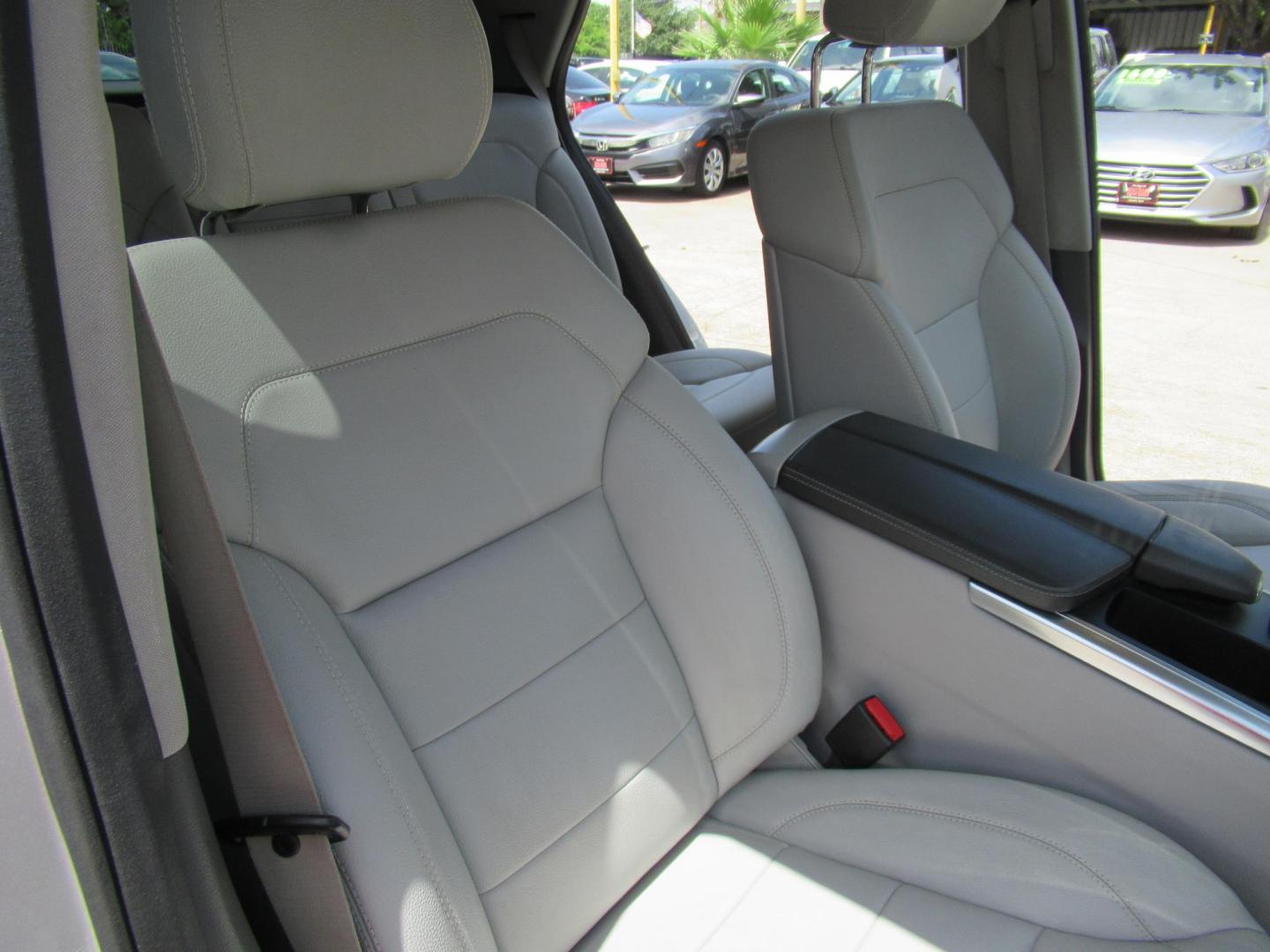 2012 Silver /Gray Mercedes-Benz M-Class ML350 4MATIC (4JGDA5HB9CA) with an 3.5L V6 DOHC 24V engine, 7-Speed Automatic transmission, located at 1511 North Shepherd Dr., Houston, TX, 77008, (281) 657-1221, 29.798361, -95.412560 - 2012 MERCEDES-BENZ M-CLASS ML 350 VIN: 4JGDA5HB9CA081009 4 J G D A 5 H B 9 C A 0 8 1 0 0 9 4 DOOR WAGON/SPORT UTILITY 3.5L V6 F DOHC 24V GASOLINE ALL WHEEL DRIVE - Photo#16