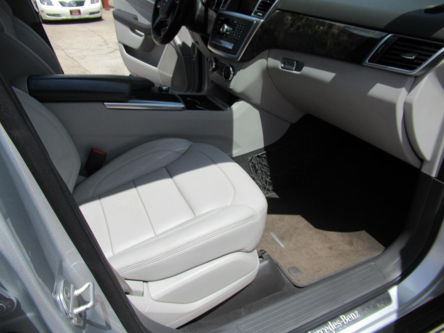 2012 Silver /Gray Mercedes-Benz M-Class ML350 4MATIC (4JGDA5HB9CA) with an 3.5L V6 DOHC 24V engine, 7-Speed Automatic transmission, located at 1511 North Shepherd Dr., Houston, TX, 77008, (281) 657-1221, 29.798361, -95.412560 - 2012 MERCEDES-BENZ M-CLASS ML 350 VIN: 4JGDA5HB9CA081009 4 J G D A 5 H B 9 C A 0 8 1 0 0 9 4 DOOR WAGON/SPORT UTILITY 3.5L V6 F DOHC 24V GASOLINE ALL WHEEL DRIVE - Photo#17