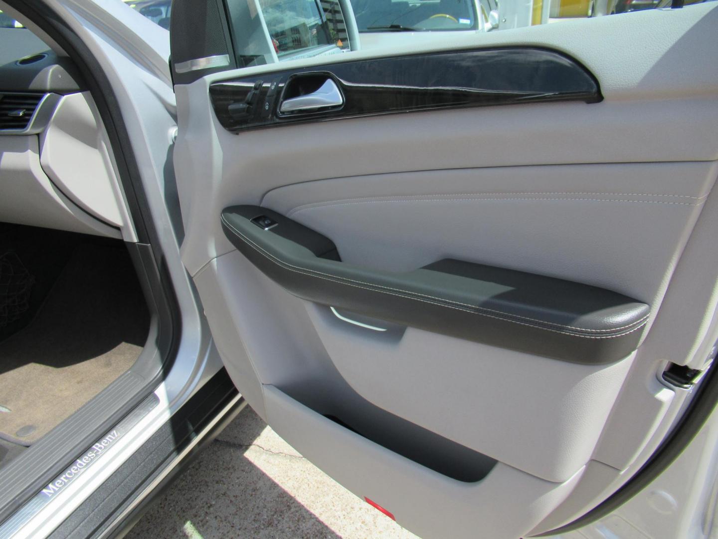 2012 Silver /Gray Mercedes-Benz M-Class ML350 4MATIC (4JGDA5HB9CA) with an 3.5L V6 DOHC 24V engine, 7-Speed Automatic transmission, located at 1511 North Shepherd Dr., Houston, TX, 77008, (281) 657-1221, 29.798361, -95.412560 - 2012 MERCEDES-BENZ M-CLASS ML 350 VIN: 4JGDA5HB9CA081009 4 J G D A 5 H B 9 C A 0 8 1 0 0 9 4 DOOR WAGON/SPORT UTILITY 3.5L V6 F DOHC 24V GASOLINE ALL WHEEL DRIVE - Photo#18