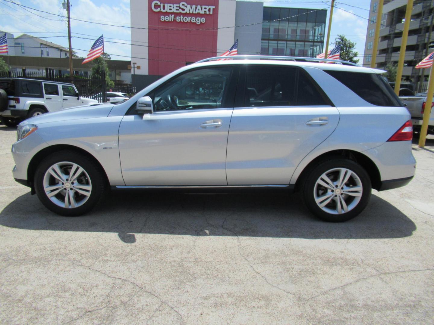 2012 Silver /Gray Mercedes-Benz M-Class ML350 4MATIC (4JGDA5HB9CA) with an 3.5L V6 DOHC 24V engine, 7-Speed Automatic transmission, located at 1511 North Shepherd Dr., Houston, TX, 77008, (281) 657-1221, 29.798361, -95.412560 - 2012 MERCEDES-BENZ M-CLASS ML 350 VIN: 4JGDA5HB9CA081009 4 J G D A 5 H B 9 C A 0 8 1 0 0 9 4 DOOR WAGON/SPORT UTILITY 3.5L V6 F DOHC 24V GASOLINE ALL WHEEL DRIVE - Photo#20
