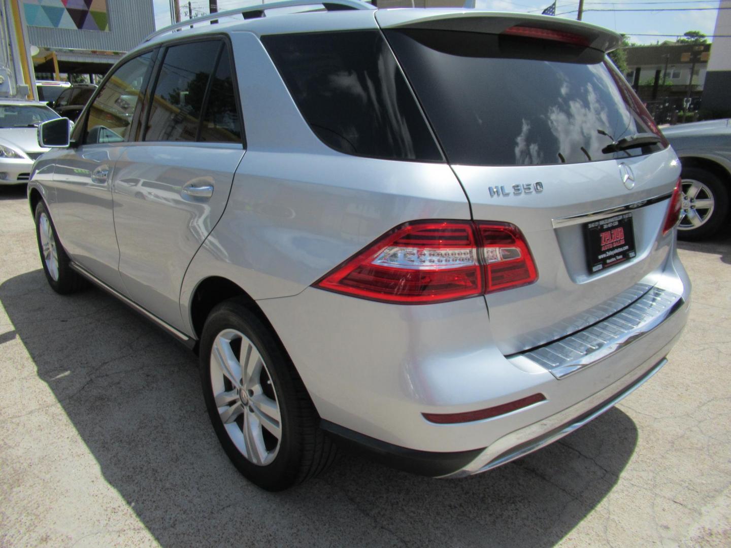 2012 Silver /Gray Mercedes-Benz M-Class ML350 4MATIC (4JGDA5HB9CA) with an 3.5L V6 DOHC 24V engine, 7-Speed Automatic transmission, located at 1511 North Shepherd Dr., Houston, TX, 77008, (281) 657-1221, 29.798361, -95.412560 - 2012 MERCEDES-BENZ M-CLASS ML 350 VIN: 4JGDA5HB9CA081009 4 J G D A 5 H B 9 C A 0 8 1 0 0 9 4 DOOR WAGON/SPORT UTILITY 3.5L V6 F DOHC 24V GASOLINE ALL WHEEL DRIVE - Photo#21