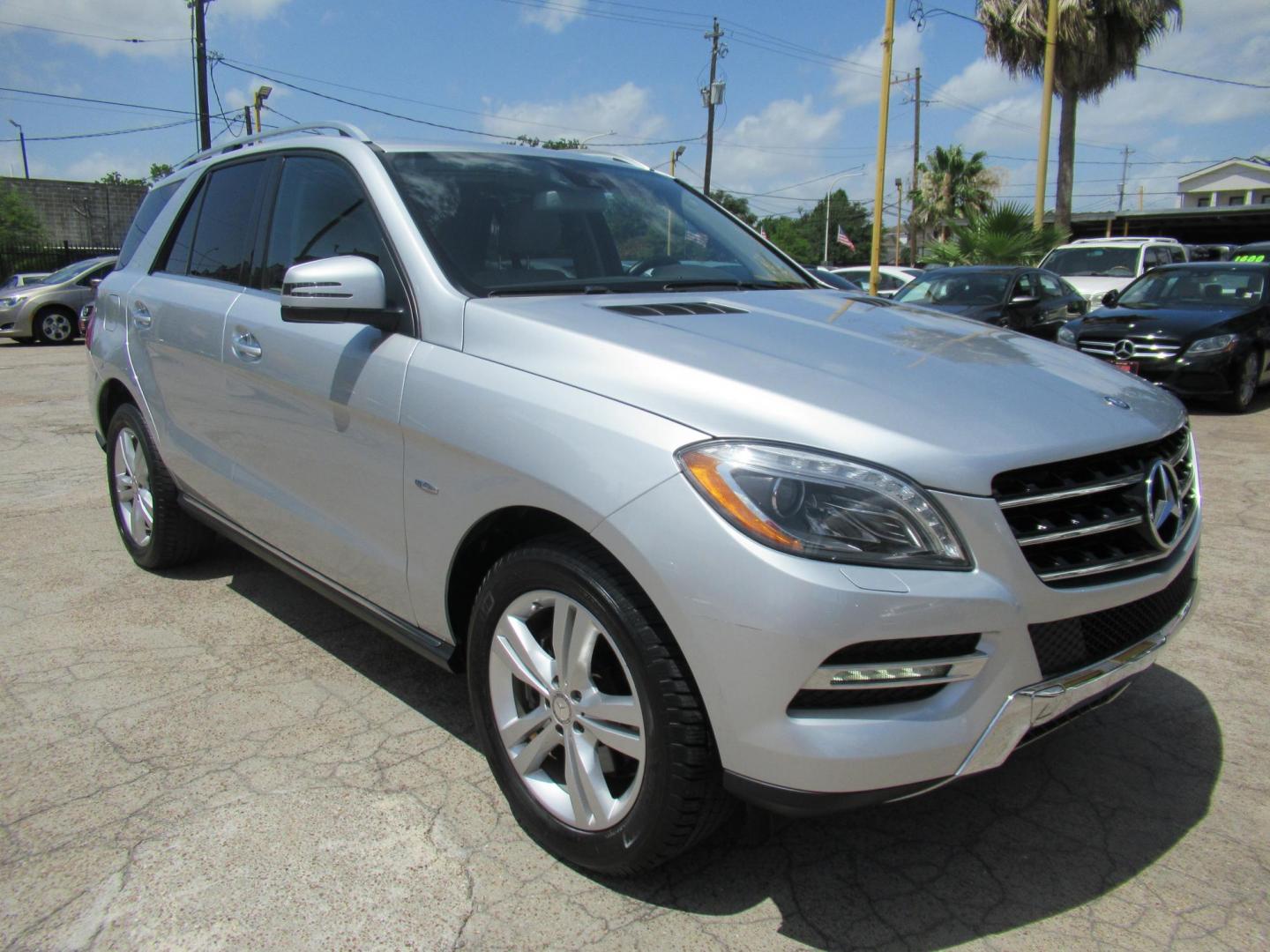 2012 Silver /Gray Mercedes-Benz M-Class ML350 4MATIC (4JGDA5HB9CA) with an 3.5L V6 DOHC 24V engine, 7-Speed Automatic transmission, located at 1511 North Shepherd Dr., Houston, TX, 77008, (281) 657-1221, 29.798361, -95.412560 - 2012 MERCEDES-BENZ M-CLASS ML 350 VIN: 4JGDA5HB9CA081009 4 J G D A 5 H B 9 C A 0 8 1 0 0 9 4 DOOR WAGON/SPORT UTILITY 3.5L V6 F DOHC 24V GASOLINE ALL WHEEL DRIVE - Photo#24