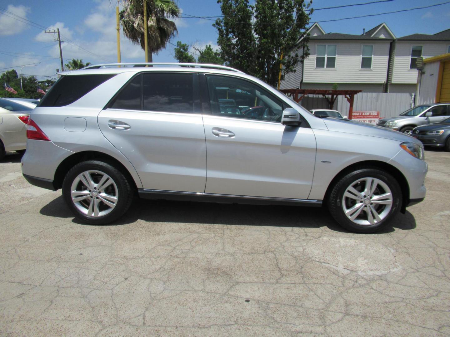2012 Silver /Gray Mercedes-Benz M-Class ML350 4MATIC (4JGDA5HB9CA) with an 3.5L V6 DOHC 24V engine, 7-Speed Automatic transmission, located at 1511 North Shepherd Dr., Houston, TX, 77008, (281) 657-1221, 29.798361, -95.412560 - 2012 MERCEDES-BENZ M-CLASS ML 350 VIN: 4JGDA5HB9CA081009 4 J G D A 5 H B 9 C A 0 8 1 0 0 9 4 DOOR WAGON/SPORT UTILITY 3.5L V6 F DOHC 24V GASOLINE ALL WHEEL DRIVE - Photo#23