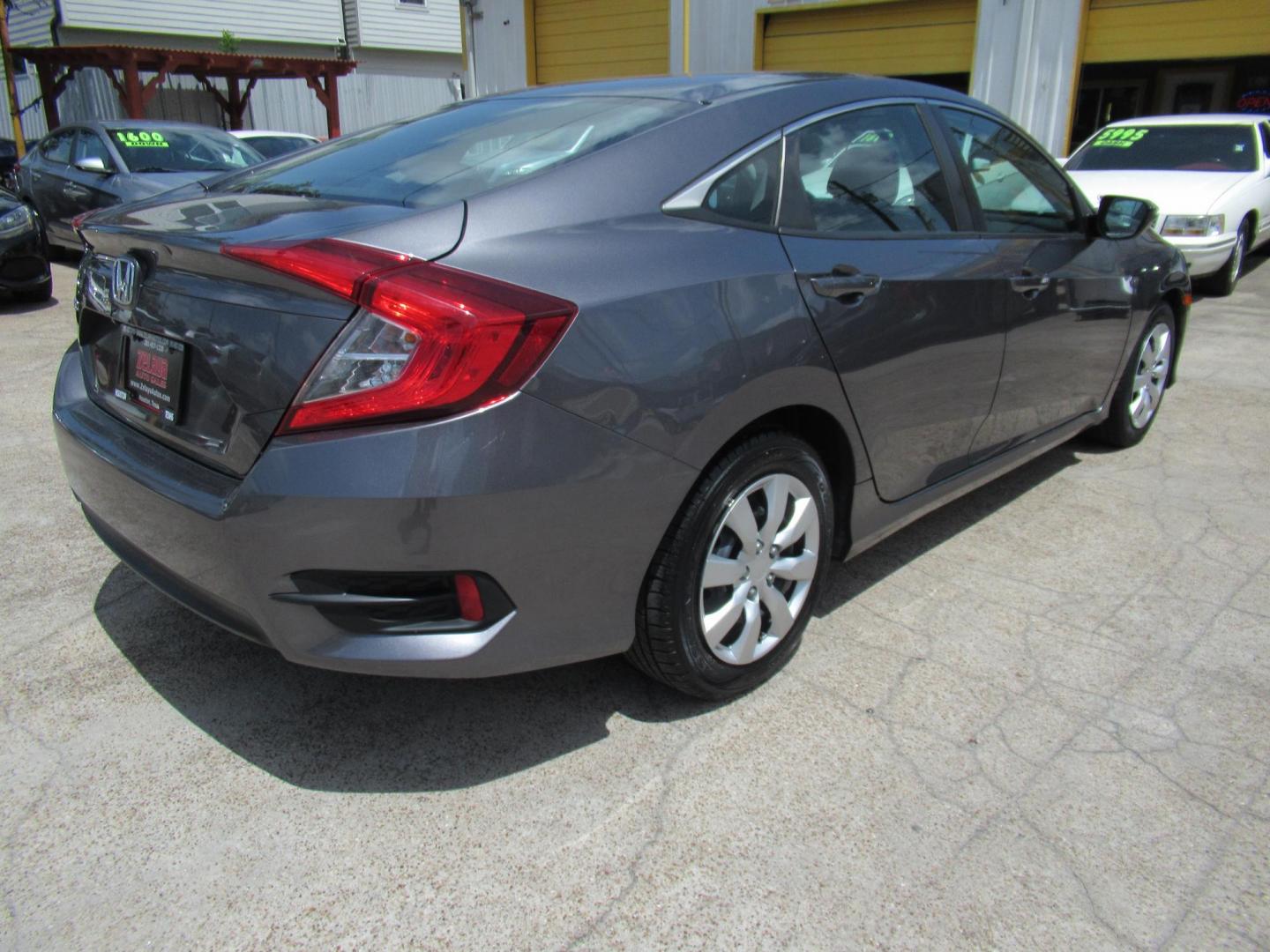 2017 Gray /Black Honda Civic LX Sedan CVT (19XFC2F51HE) with an 2.0L L4 DOHC 16V engine, CVT transmission, located at 1511 North Shepherd Dr., Houston, TX, 77008, (281) 657-1221, 29.798361, -95.412560 - 2017 HONDA CIVIC LX VIN: 19XFC2F51HE036413 1 9 X F C 2 F 5 1 H E 0 3 6 4 1 3 SEDAN 4 DR 2.0L I4 F DOHC 16V GASOLINE FRONT WHEEL DRIVE - Photo#15