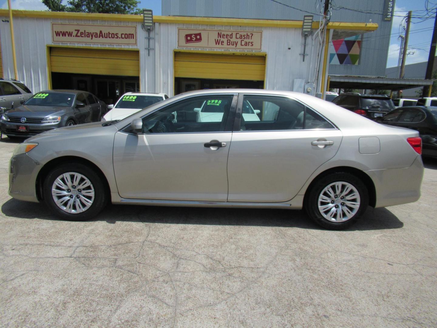 2013 Gold /Tan Toyota Camry SE (4T4BF1FK6DR) with an 2.5L L4 DOHC 16V engine, 6-Speed Automatic transmission, located at 1511 North Shepherd Dr., Houston, TX, 77008, (281) 657-1221, 29.798361, -95.412560 - 2013 TOYOTA CAMRY LE VIN: 4T4BF1FK6DR275183 4 T 4 B F 1 F K 6 D R 2 7 5 1 8 3 SEDAN 4 DR 2.5L I4 F DOHC 16V GASOLINE FRONT WHEEL DRIVE - Photo#0
