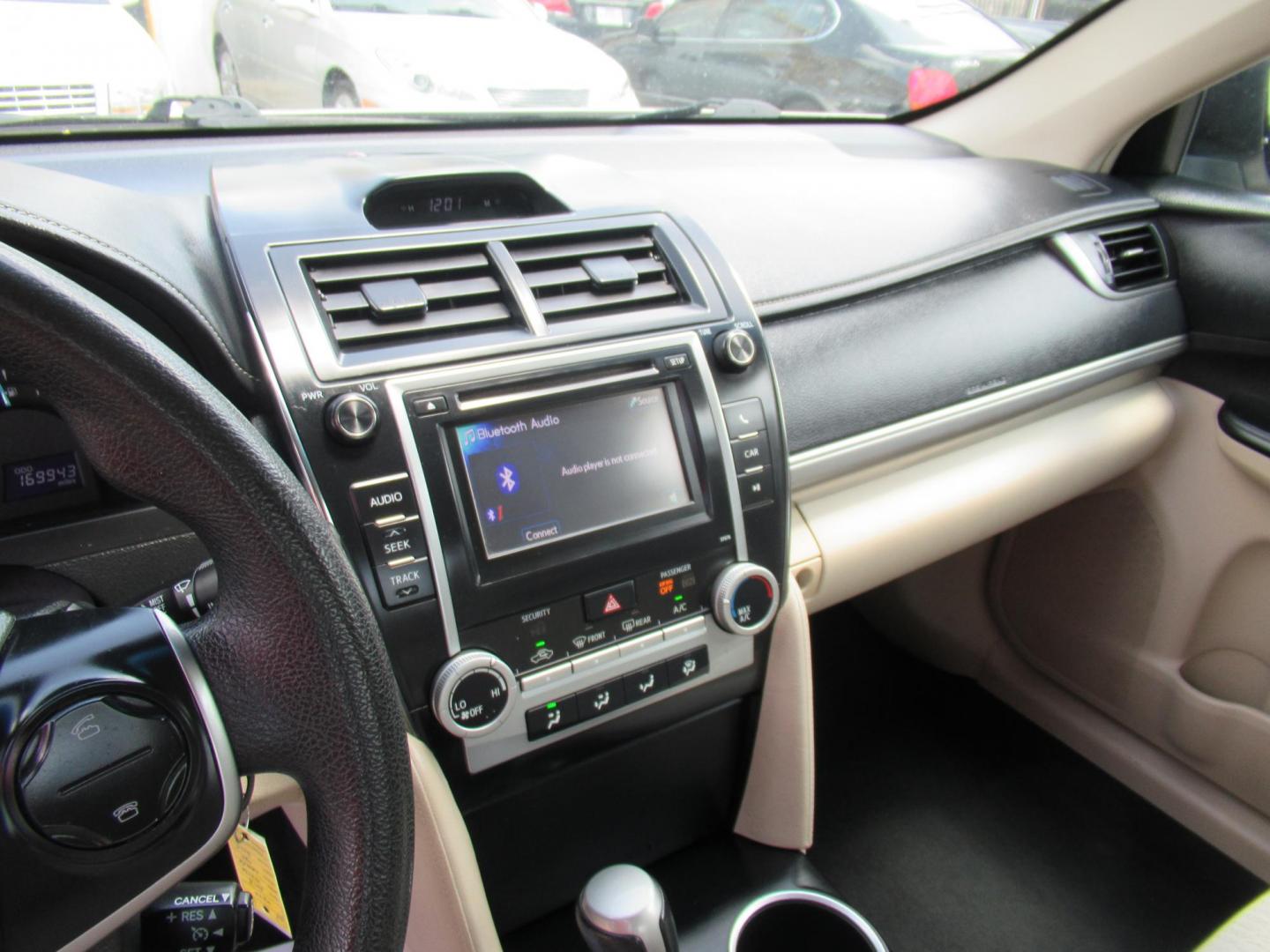 2013 Gold /Tan Toyota Camry SE (4T4BF1FK6DR) with an 2.5L L4 DOHC 16V engine, 6-Speed Automatic transmission, located at 1511 North Shepherd Dr., Houston, TX, 77008, (281) 657-1221, 29.798361, -95.412560 - 2013 TOYOTA CAMRY LE VIN: 4T4BF1FK6DR275183 4 T 4 B F 1 F K 6 D R 2 7 5 1 8 3 SEDAN 4 DR 2.5L I4 F DOHC 16V GASOLINE FRONT WHEEL DRIVE - Photo#3