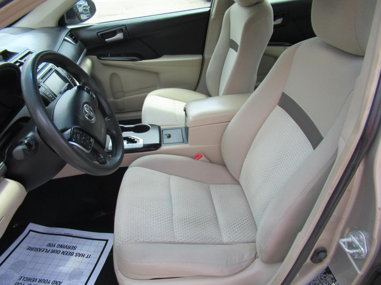 2013 Gold /Tan Toyota Camry SE (4T4BF1FK6DR) with an 2.5L L4 DOHC 16V engine, 6-Speed Automatic transmission, located at 1511 North Shepherd Dr., Houston, TX, 77008, (281) 657-1221, 29.798361, -95.412560 - 2013 TOYOTA CAMRY LE VIN: 4T4BF1FK6DR275183 4 T 4 B F 1 F K 6 D R 2 7 5 1 8 3 SEDAN 4 DR 2.5L I4 F DOHC 16V GASOLINE FRONT WHEEL DRIVE - Photo#1