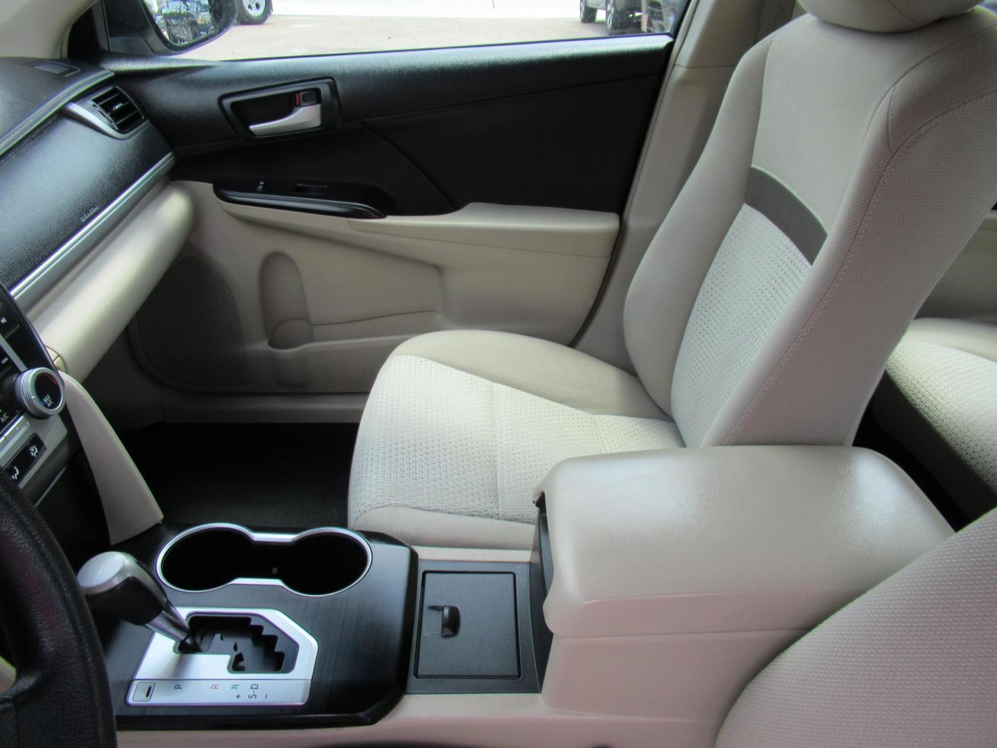 2013 Gold /Tan Toyota Camry SE (4T4BF1FK6DR) with an 2.5L L4 DOHC 16V engine, 6-Speed Automatic transmission, located at 1511 North Shepherd Dr., Houston, TX, 77008, (281) 657-1221, 29.798361, -95.412560 - 2013 TOYOTA CAMRY LE VIN: 4T4BF1FK6DR275183 4 T 4 B F 1 F K 6 D R 2 7 5 1 8 3 SEDAN 4 DR 2.5L I4 F DOHC 16V GASOLINE FRONT WHEEL DRIVE - Photo#4