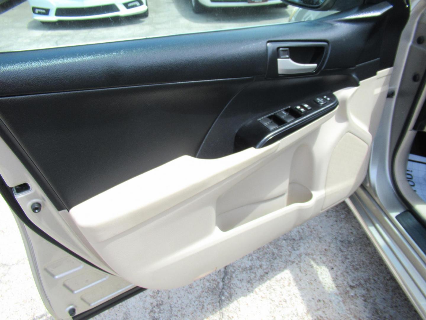 2013 Gold /Tan Toyota Camry SE (4T4BF1FK6DR) with an 2.5L L4 DOHC 16V engine, 6-Speed Automatic transmission, located at 1511 North Shepherd Dr., Houston, TX, 77008, (281) 657-1221, 29.798361, -95.412560 - 2013 TOYOTA CAMRY LE VIN: 4T4BF1FK6DR275183 4 T 4 B F 1 F K 6 D R 2 7 5 1 8 3 SEDAN 4 DR 2.5L I4 F DOHC 16V GASOLINE FRONT WHEEL DRIVE - Photo#5