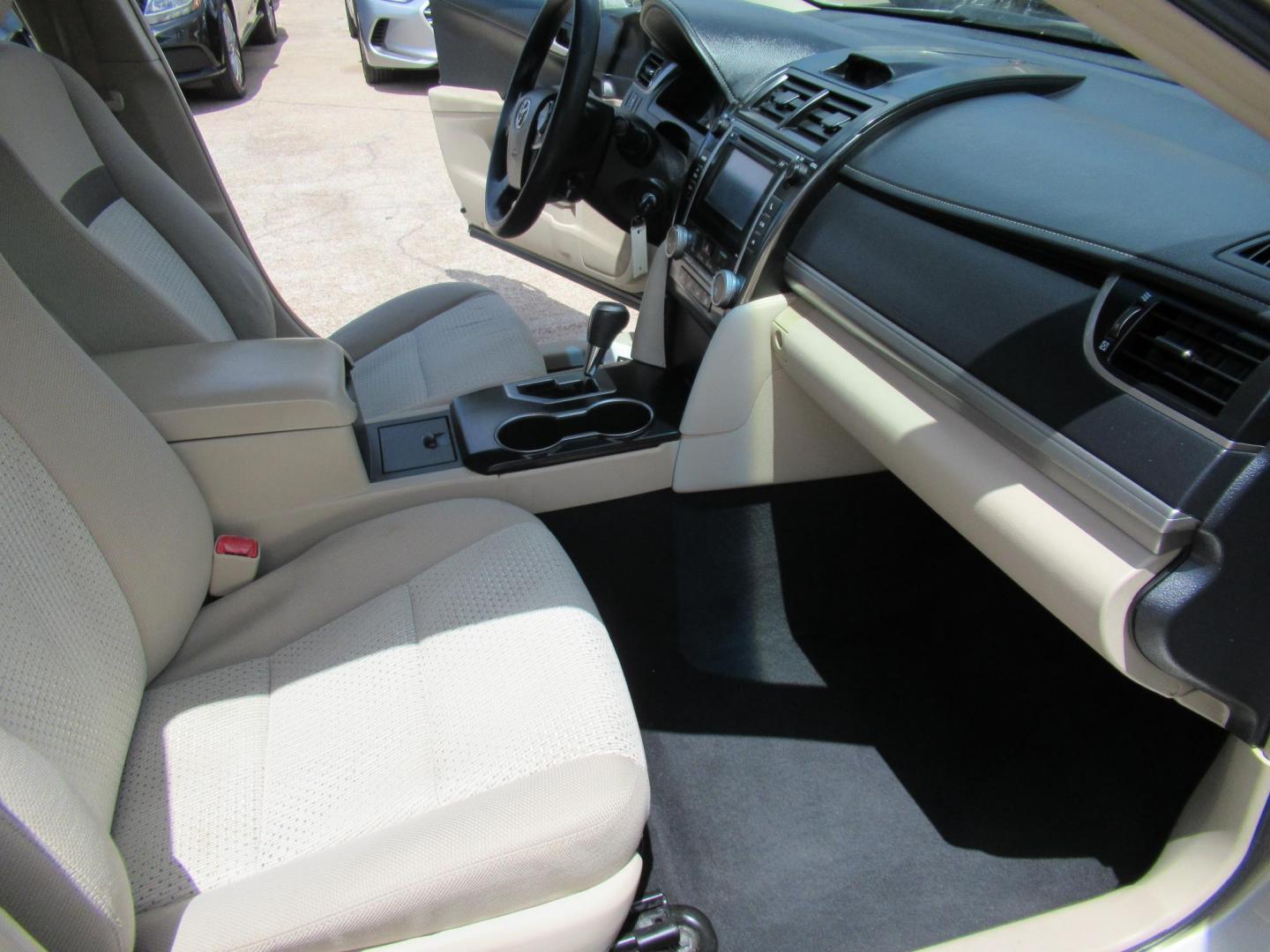 2013 Gold /Tan Toyota Camry SE (4T4BF1FK6DR) with an 2.5L L4 DOHC 16V engine, 6-Speed Automatic transmission, located at 1511 North Shepherd Dr., Houston, TX, 77008, (281) 657-1221, 29.798361, -95.412560 - 2013 TOYOTA CAMRY LE VIN: 4T4BF1FK6DR275183 4 T 4 B F 1 F K 6 D R 2 7 5 1 8 3 SEDAN 4 DR 2.5L I4 F DOHC 16V GASOLINE FRONT WHEEL DRIVE - Photo#11