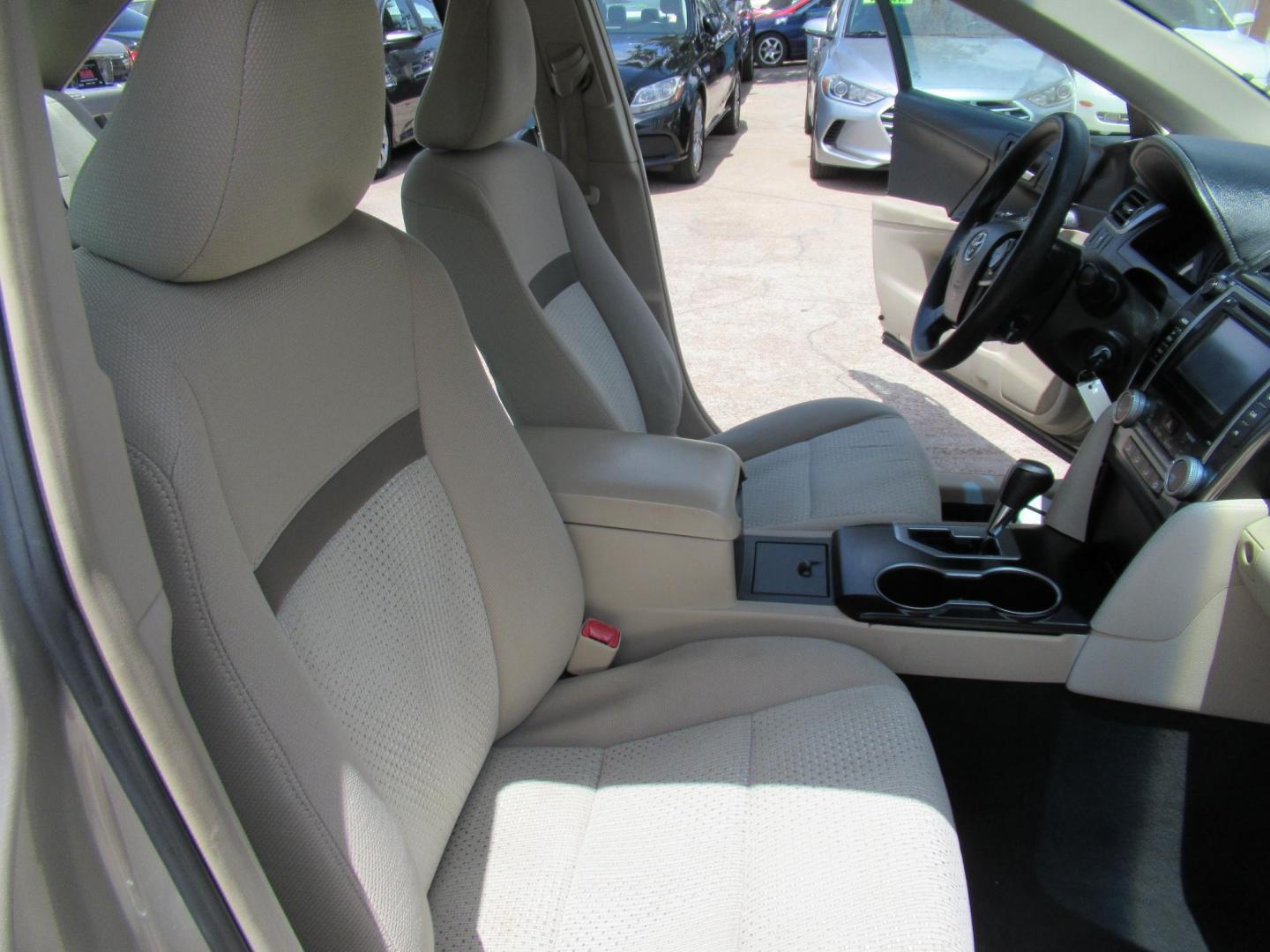 2013 Gold /Tan Toyota Camry SE (4T4BF1FK6DR) with an 2.5L L4 DOHC 16V engine, 6-Speed Automatic transmission, located at 1511 North Shepherd Dr., Houston, TX, 77008, (281) 657-1221, 29.798361, -95.412560 - 2013 TOYOTA CAMRY LE VIN: 4T4BF1FK6DR275183 4 T 4 B F 1 F K 6 D R 2 7 5 1 8 3 SEDAN 4 DR 2.5L I4 F DOHC 16V GASOLINE FRONT WHEEL DRIVE - Photo#12