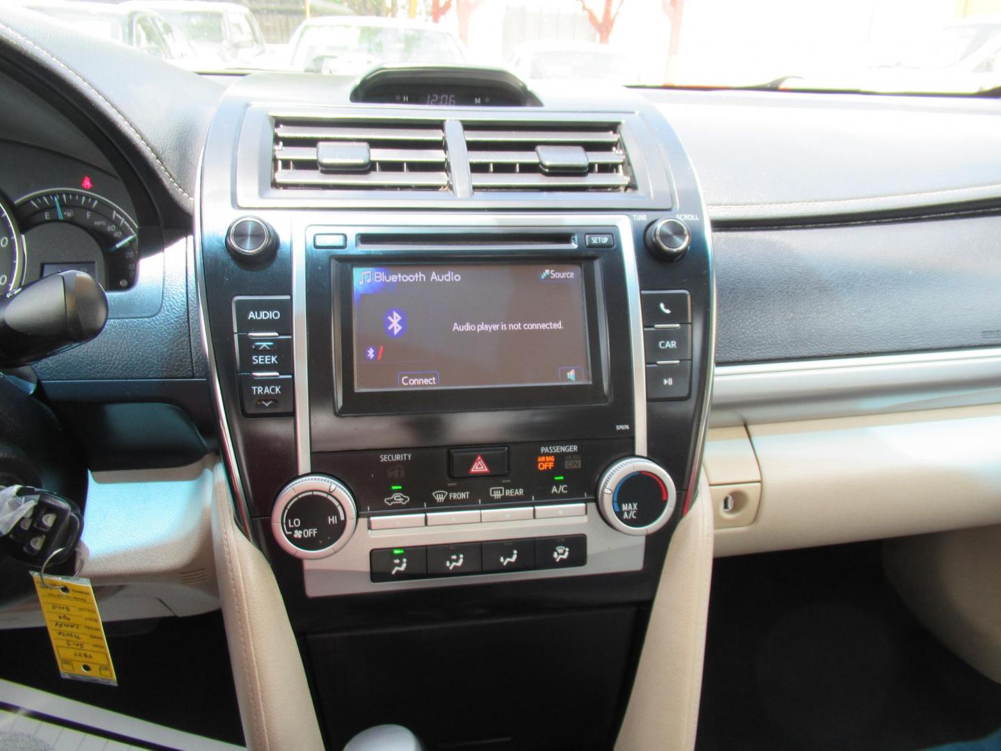 2013 Gold /Tan Toyota Camry SE (4T4BF1FK6DR) with an 2.5L L4 DOHC 16V engine, 6-Speed Automatic transmission, located at 1511 North Shepherd Dr., Houston, TX, 77008, (281) 657-1221, 29.798361, -95.412560 - 2013 TOYOTA CAMRY LE VIN: 4T4BF1FK6DR275183 4 T 4 B F 1 F K 6 D R 2 7 5 1 8 3 SEDAN 4 DR 2.5L I4 F DOHC 16V GASOLINE FRONT WHEEL DRIVE - Photo#14