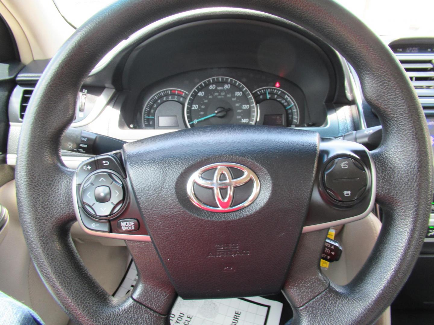 2013 Gold /Tan Toyota Camry SE (4T4BF1FK6DR) with an 2.5L L4 DOHC 16V engine, 6-Speed Automatic transmission, located at 1511 North Shepherd Dr., Houston, TX, 77008, (281) 657-1221, 29.798361, -95.412560 - 2013 TOYOTA CAMRY LE VIN: 4T4BF1FK6DR275183 4 T 4 B F 1 F K 6 D R 2 7 5 1 8 3 SEDAN 4 DR 2.5L I4 F DOHC 16V GASOLINE FRONT WHEEL DRIVE - Photo#13